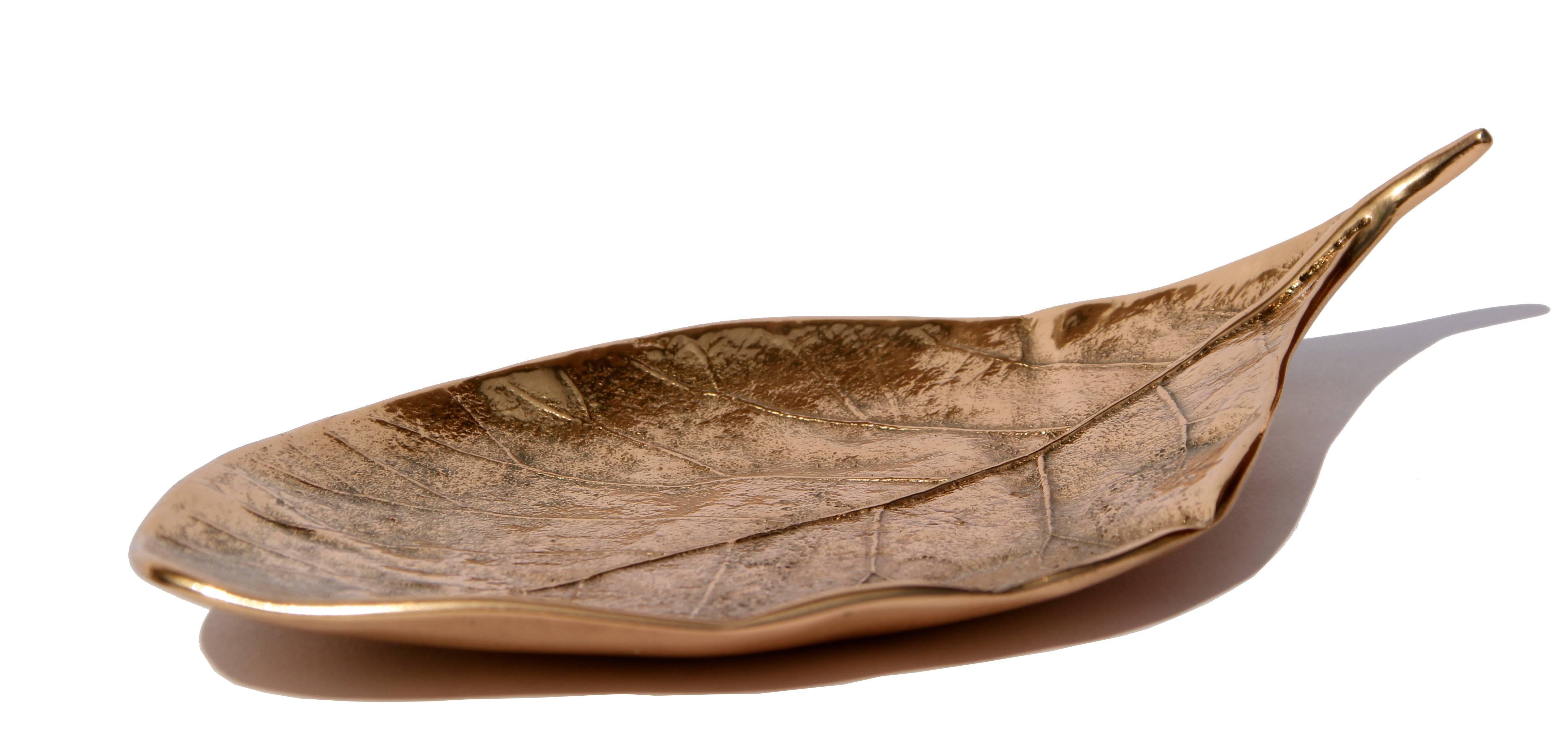 Each of these splendid bronze leaves is handmade individually with incredible detail. Cast using very traditional techniques, they are polished capturing the raw finish of this noble material, and impressively highlighting every vein and