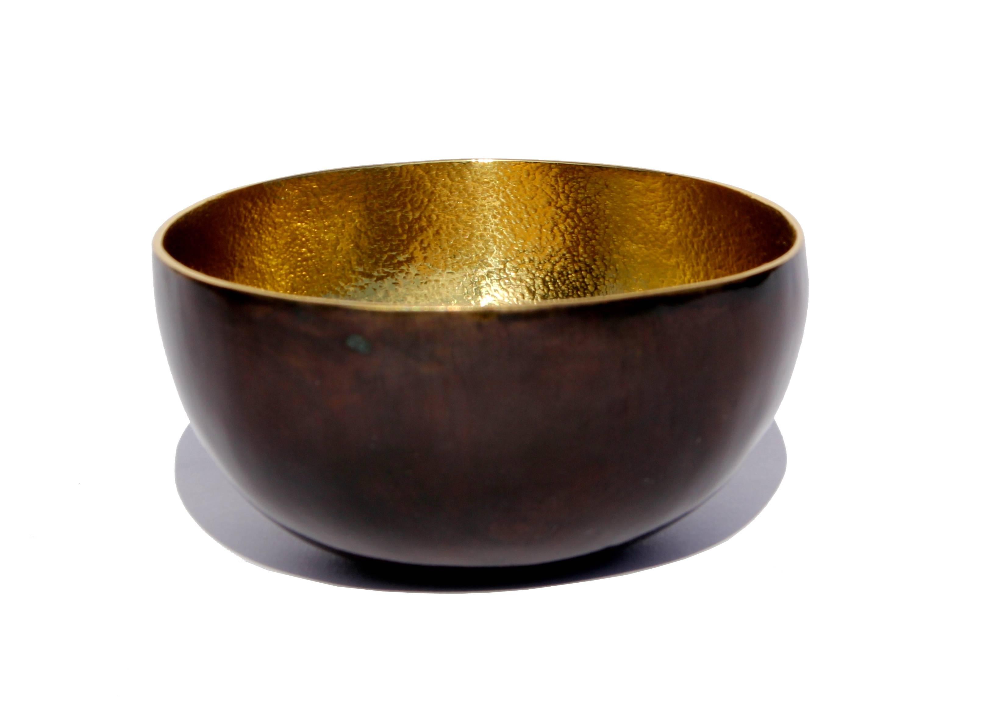 Kleine dekorative Messingschale Vide-poche mit Bronze Patina (Organische Moderne) im Angebot