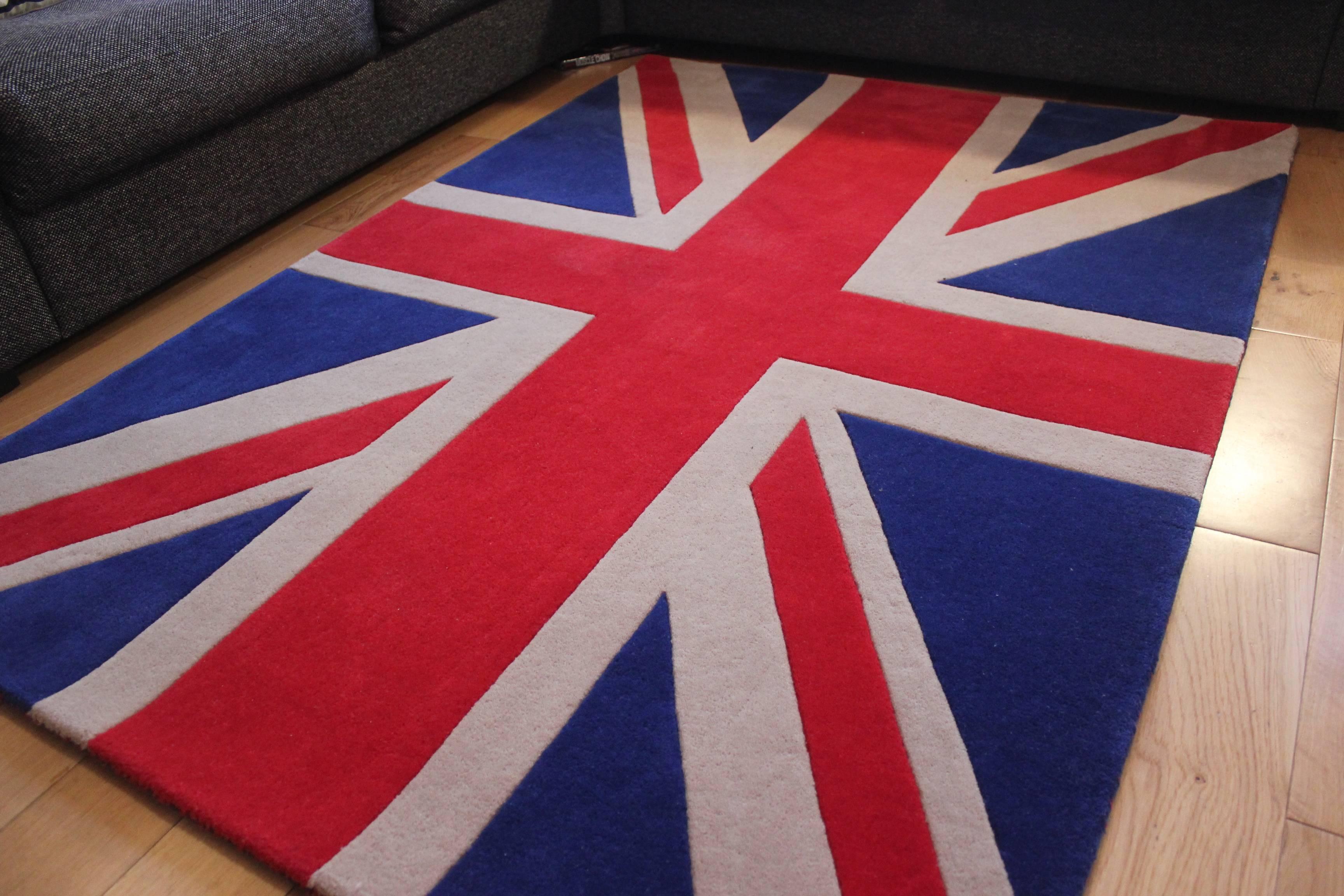 Hand-tufted carpet with Union Jack Design. Made using 100% of high quality New Zealand wool.

pile height 12 mm (+/- 2mm)
pile weight 3.5 kg
small grooves are carved in between colors.