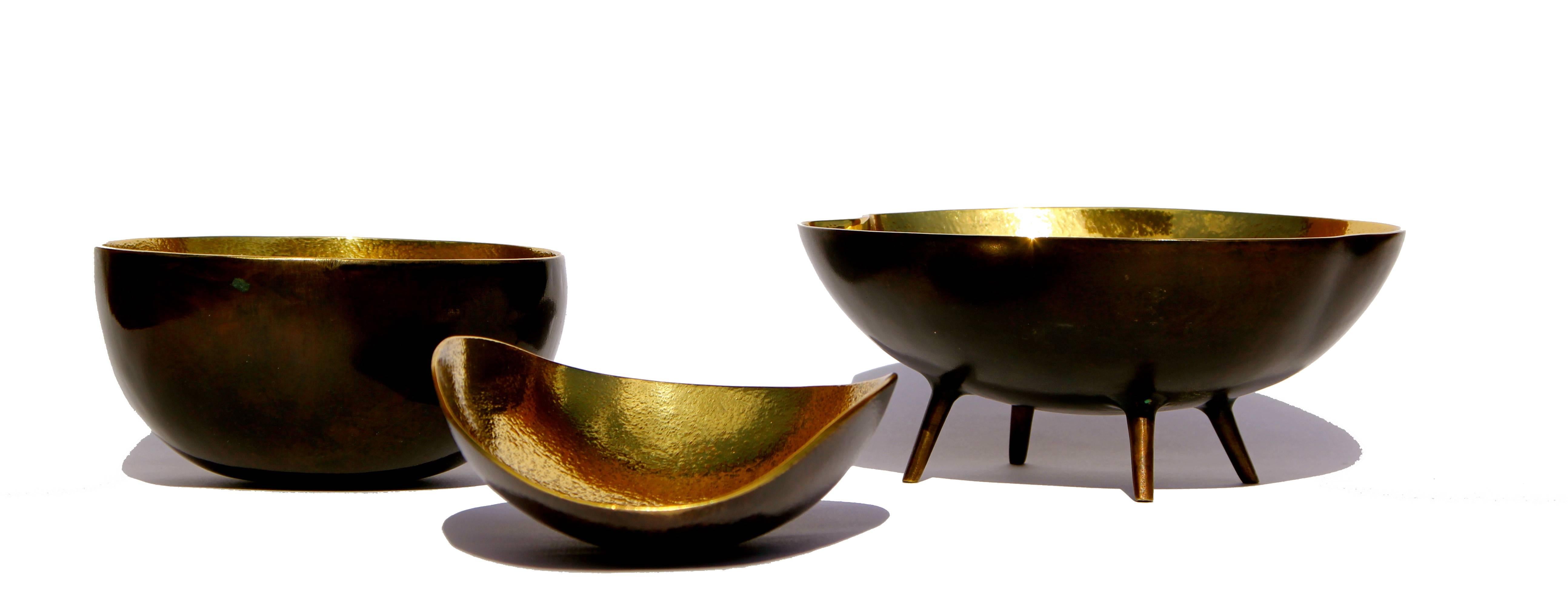 Indian Set of Three Cast Brass Textured Bowls with Bronze Patina, Vide-poches For Sale