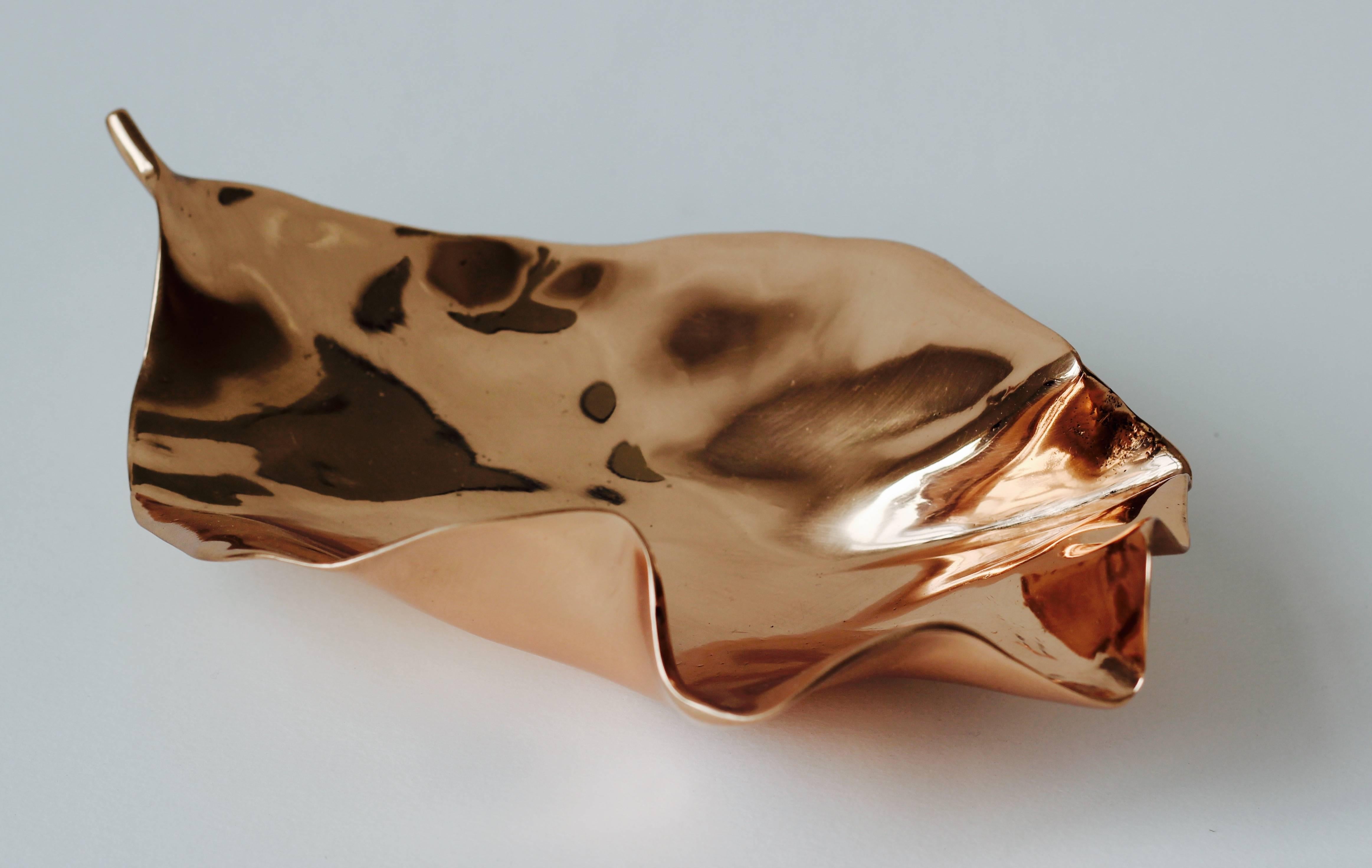 Feuille de bronze coulée à la main, unique et exquise, en finition bronze poli.