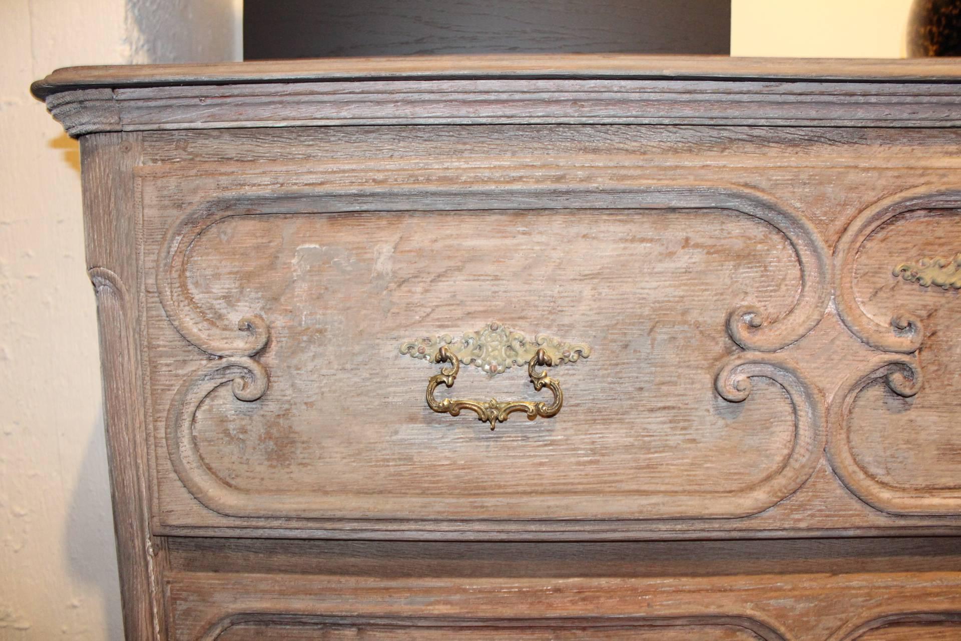 Nice detailled Antique carved commood in Fine Oak with a beautifull painted patina.
In perfect condition and made arround 1850 in the Area off Lorraine .
The original hardware is still complete.
Nice size chest off drawers with a great patina. 

