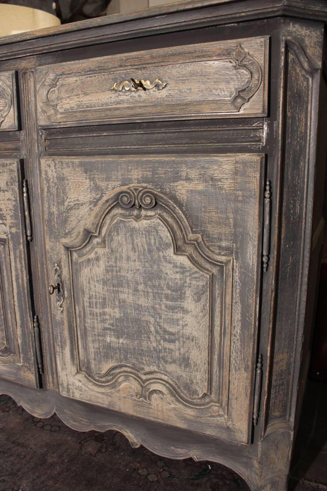 Nice oak dresser from circa 1850
Louis XVI dark grey destressed painted 3 door dresser.
From the Lyon area made piece.
With very nice carvings in the doorspanels and fine moldings on the corners and drawers.
excellent quality furniture.