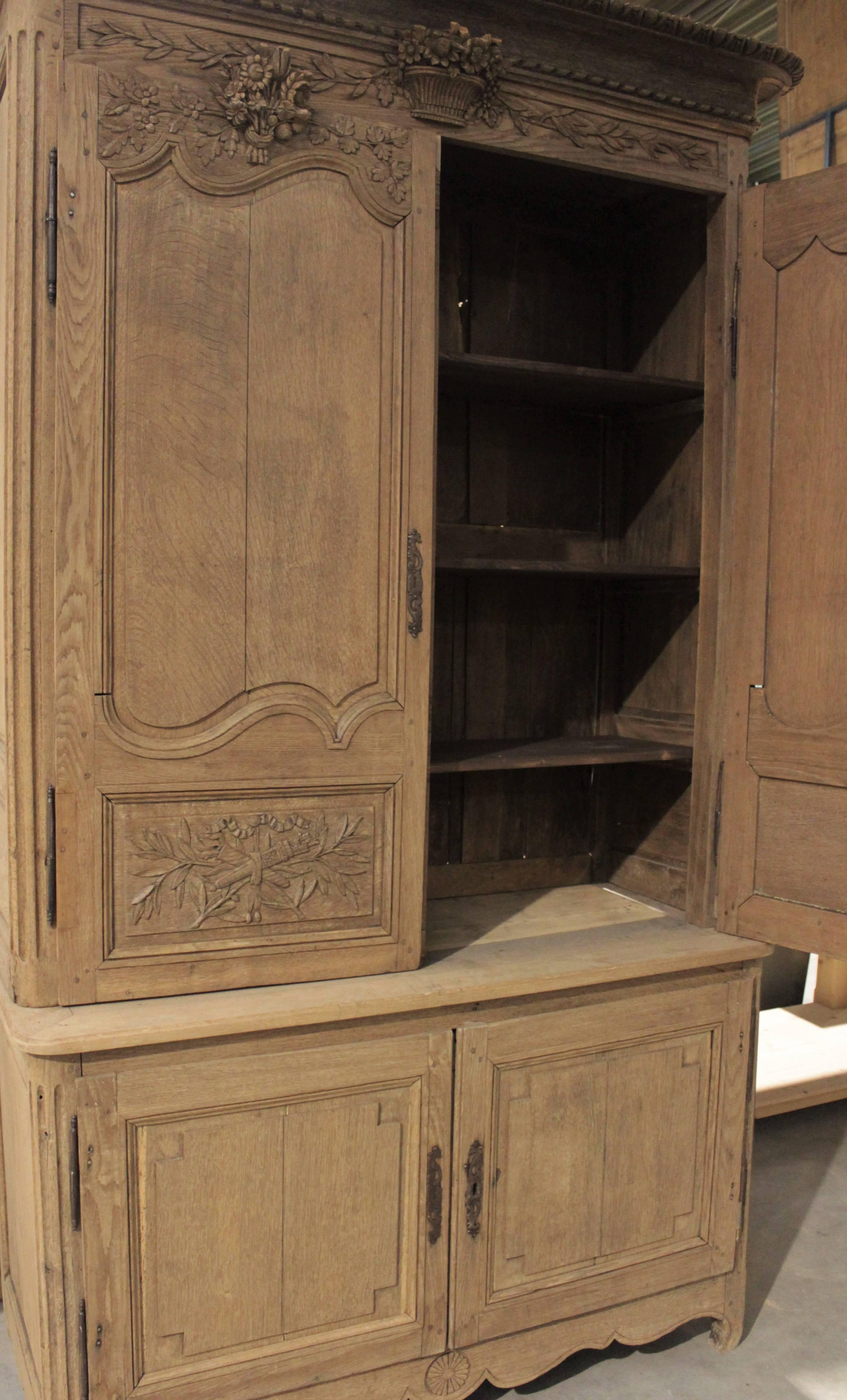 18th Century French Fine Carved Bleached Oak Deux Corps from Normandy In Excellent Condition For Sale In Wommelgem, BE