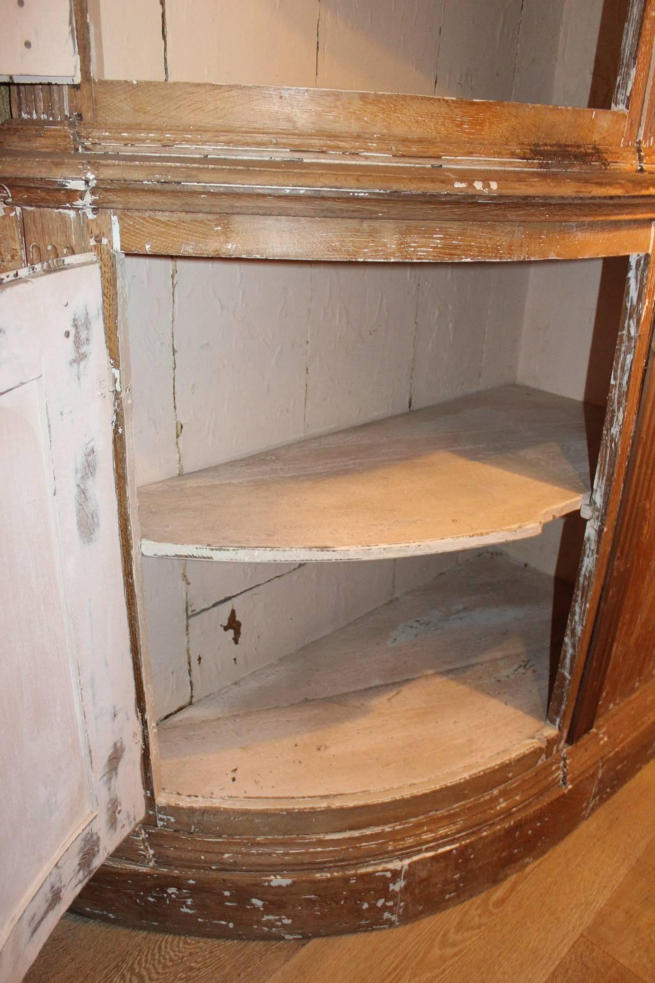 Early 18th Century Flemisch Bow Corner Cabinet For Sale 2