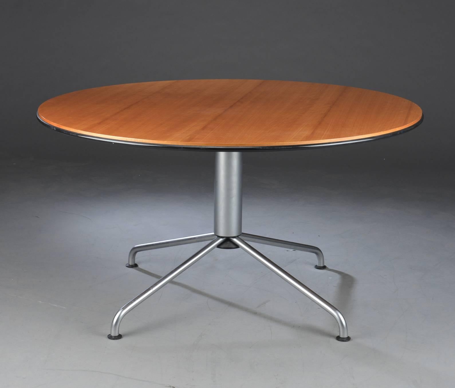 Circular dining table with plate of cherrywood with rubber edge, satin steel frame on Classic four-legged foot designed by Vico Magistretti (1920-2006).
Produced in Denmark by Fritz Hansen.
 