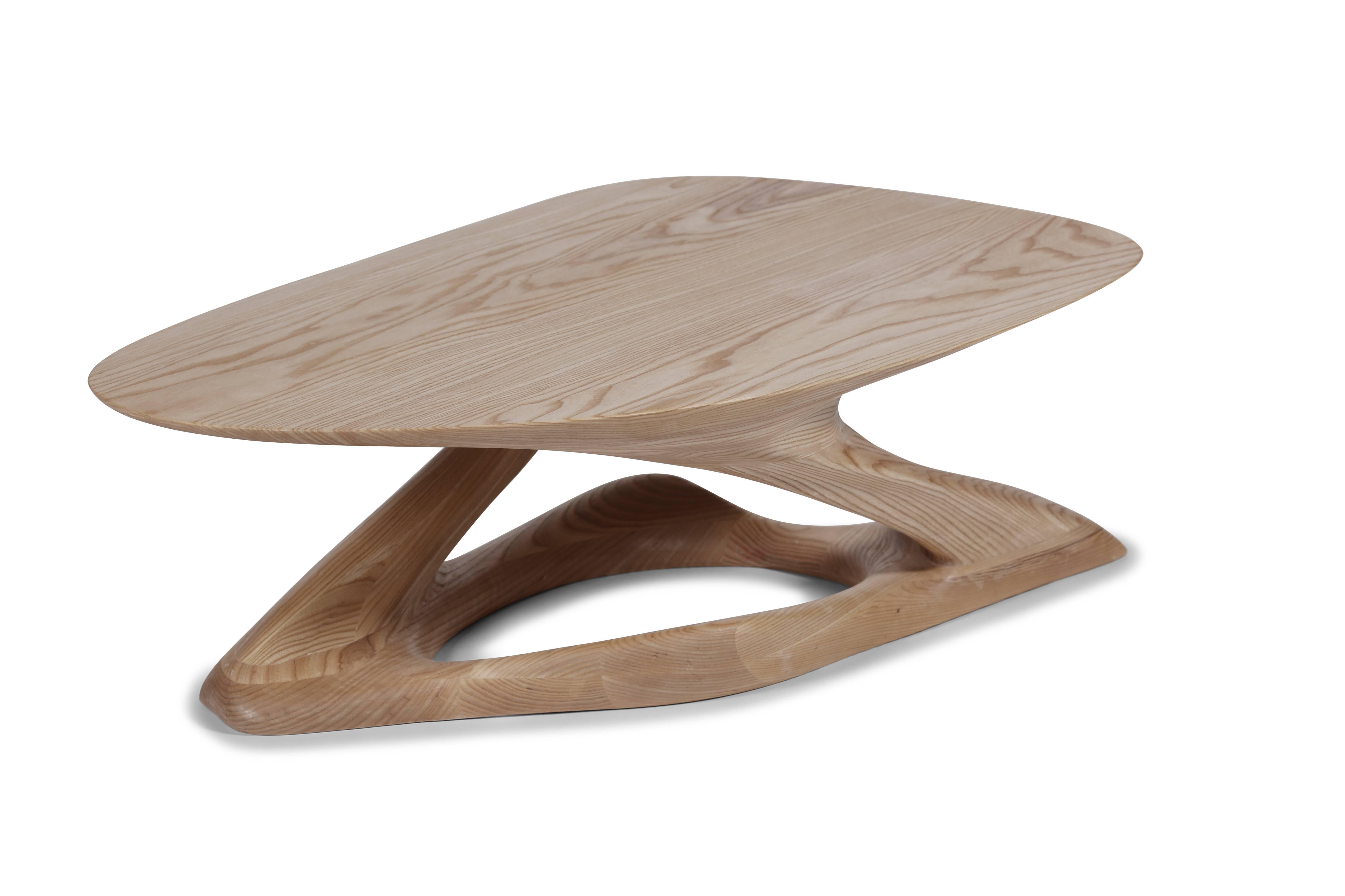 La table basse Plie est une table d'art sculpturale futuriste élégante avec une forme dynamique conçue et fabriquée par Amorph. Plie est fabriqué en frêne massif et teinté en noyer foncé. Par nature, l'aspect du grain de frêne sera légèrement