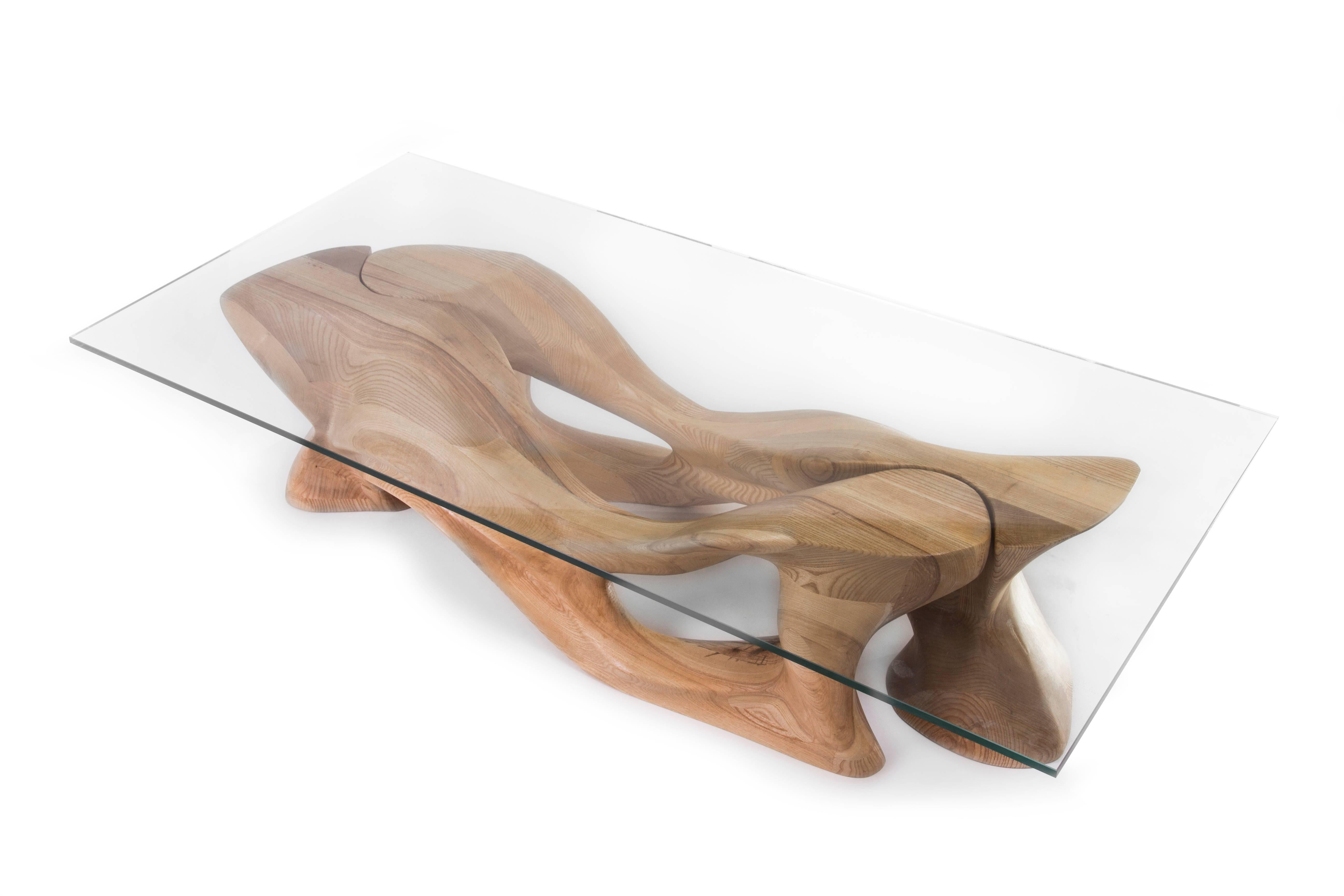 La table basse Crux est une table d'art sculpturale futuriste élégante avec une forme dynamique conçue et fabriquée par Amorph. La table Crux se compose de deux pièces identiques qui s'assemblent pour créer une forme élégante. La dimension de la
