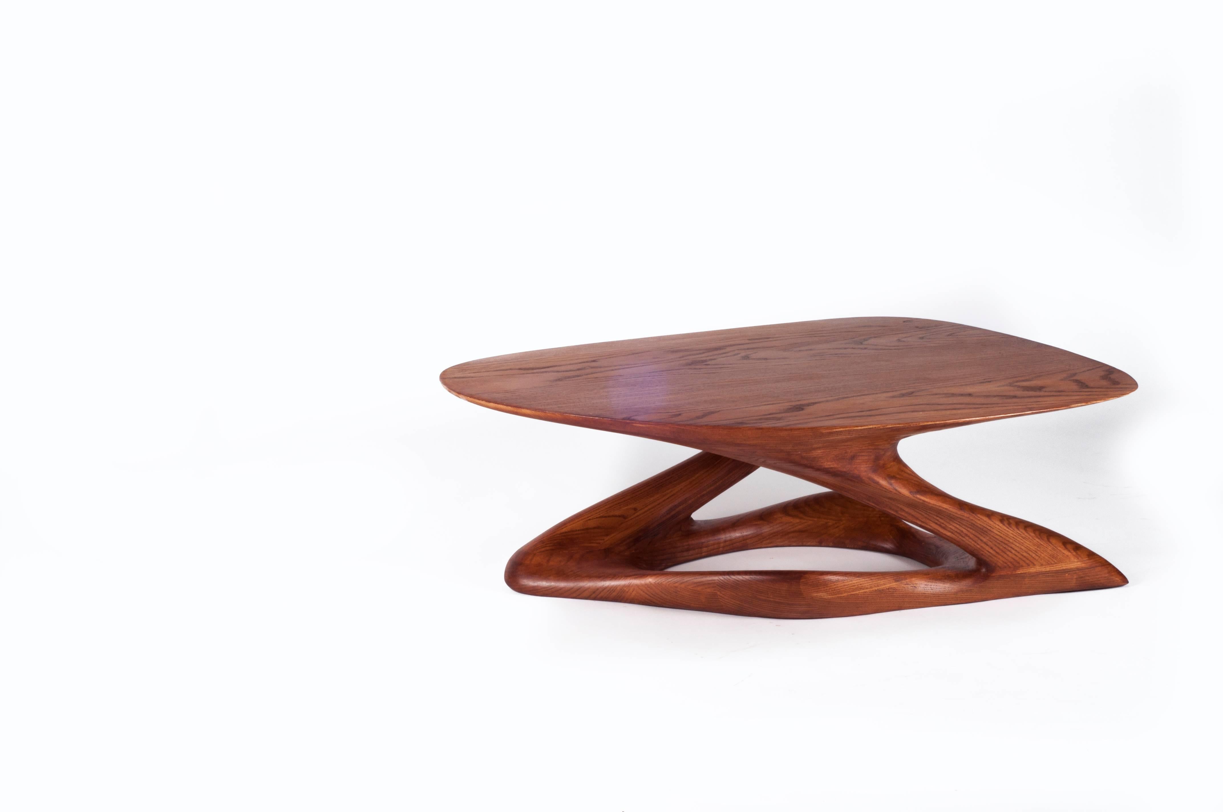 Moderne Table basse Plie d'Amorph, bois de frêne massif teinté noyer  en vente