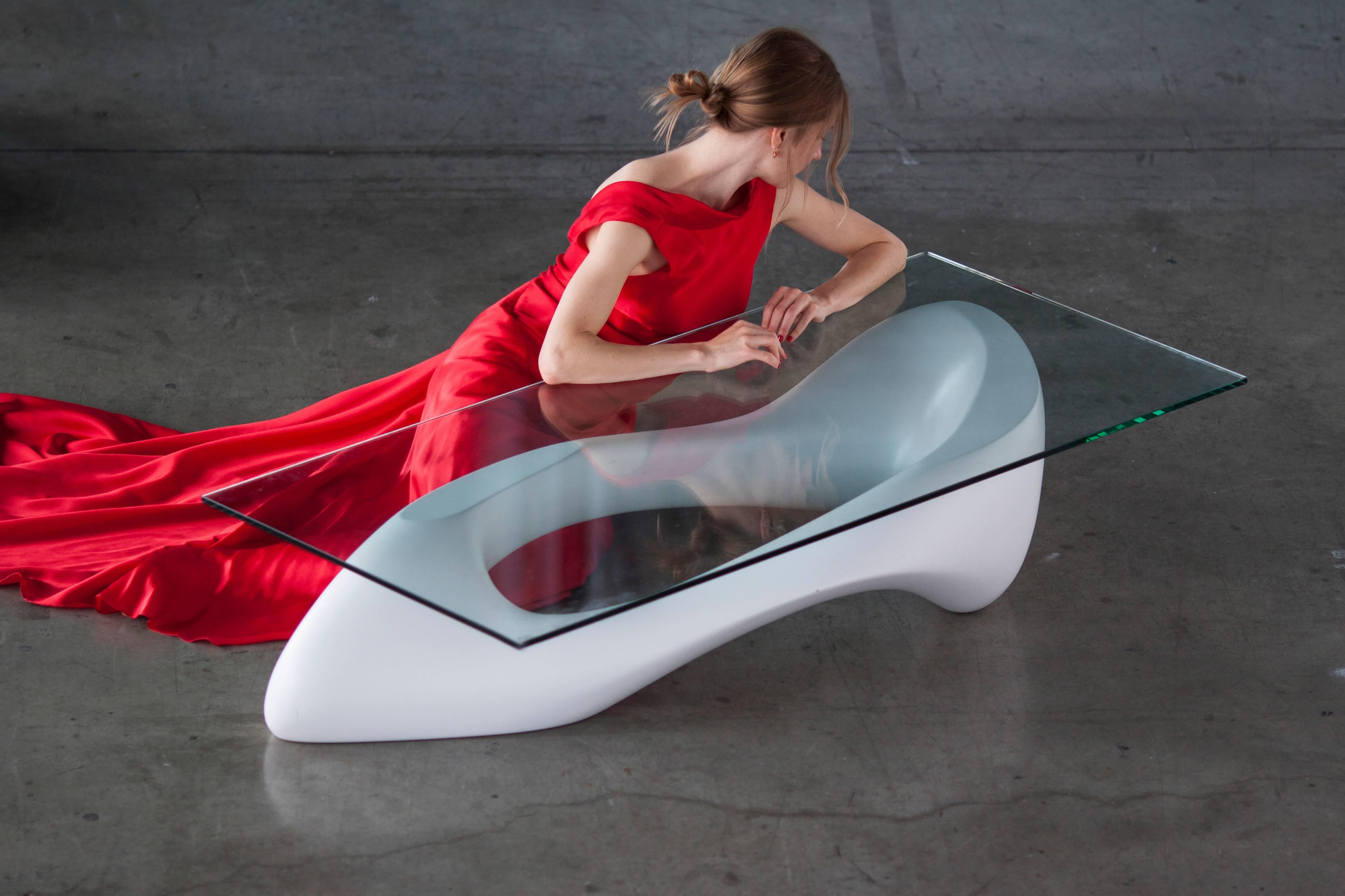 Table basse moderne Amorph Lust avec plateau en verre, laque blanche  Neuf - En vente à Los Angeles, CA