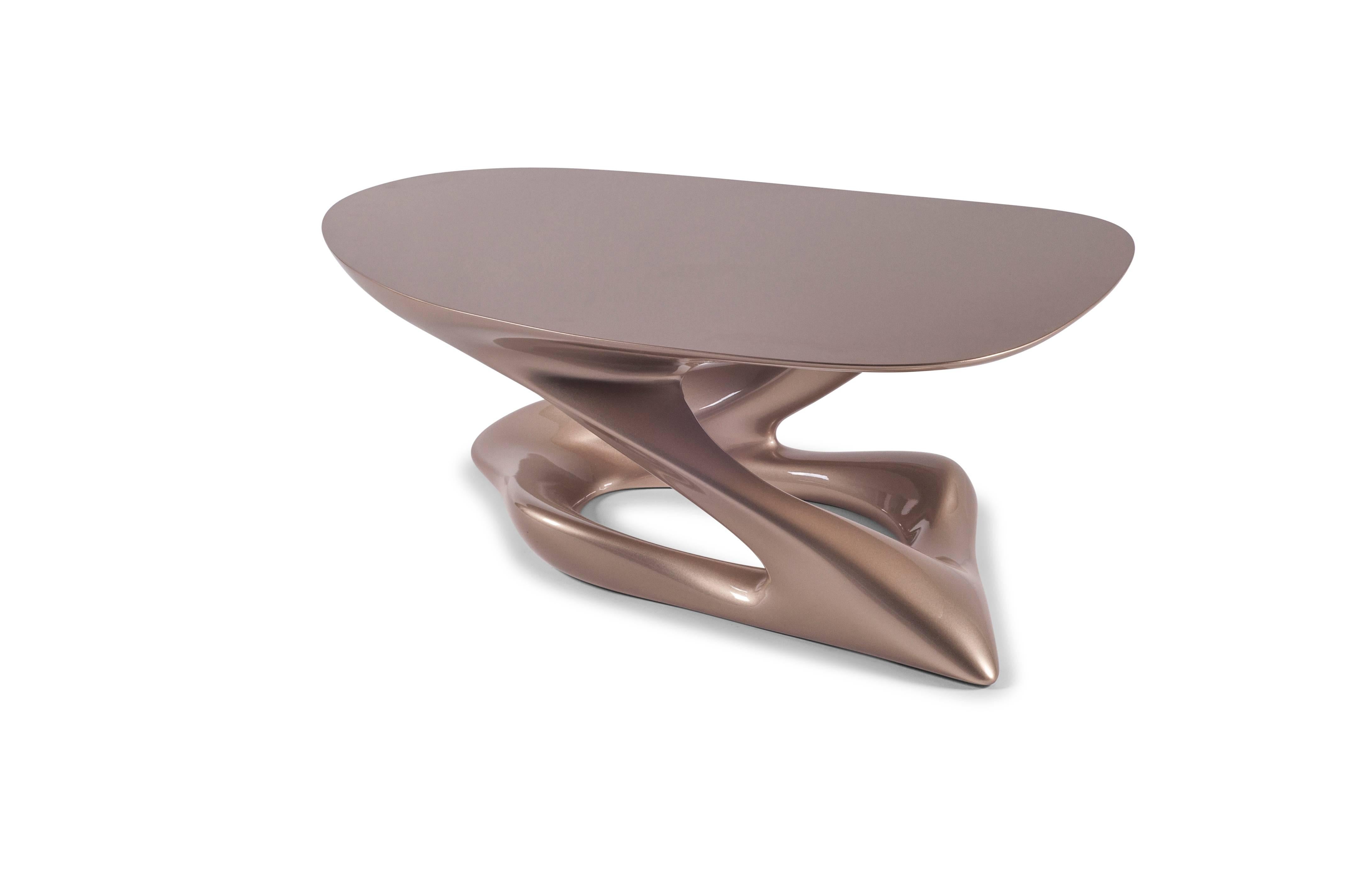Der Plie Couchtisch ist ein stilvoller, futuristischer, skulpturaler Kunsttisch mit einer dynamischen Form, entworfen und hergestellt von Amorph. Plie ist aus massivem MDF mit Metallic-Lackierung gefertigt.

Über Amorph: 
Amorph ist ein Design- und