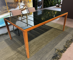 Teka 173 Outdoor-Esstisch von Roda – Design: Gordon Guillaumier.