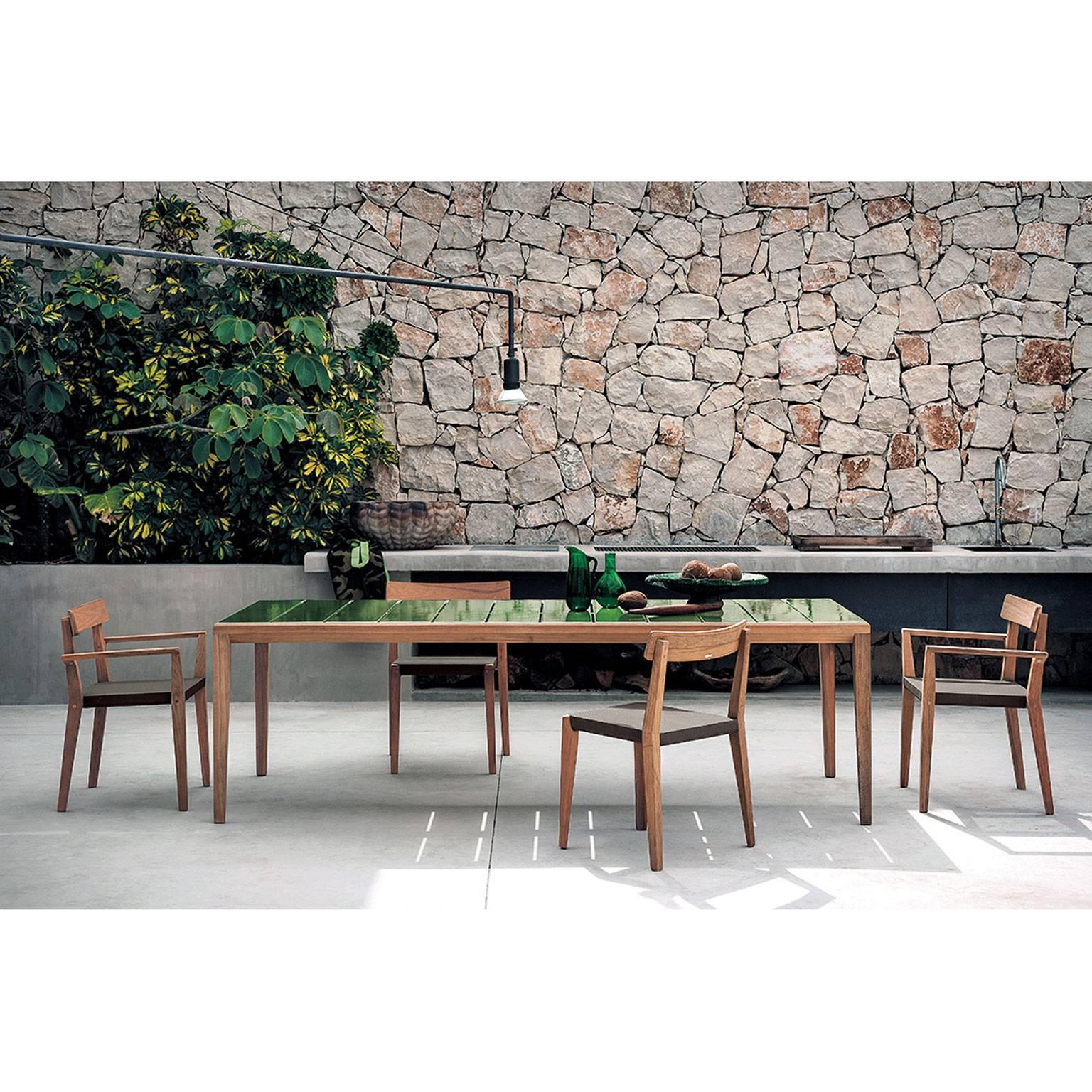 The Teka Roda collection includes the ability to innovate and match harmoniously natural materials and sophisticated technology, to create living and dining solutions original design. The collection is developed around a particular constructive