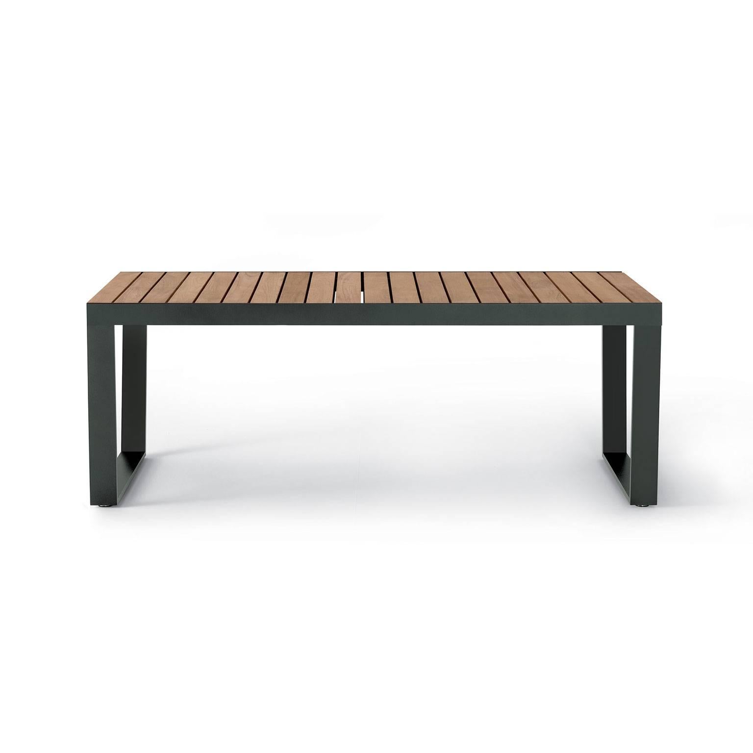 La table d'extérieur à rallonge exclusive Spinnaker tire sa puissance expressive d'un design sévère et extrêmement moderne, qui met simultanément en valeur la solidité du matériau et la légèreté du plateau.
Pouvant accueillir jusqu'à 12 personnes