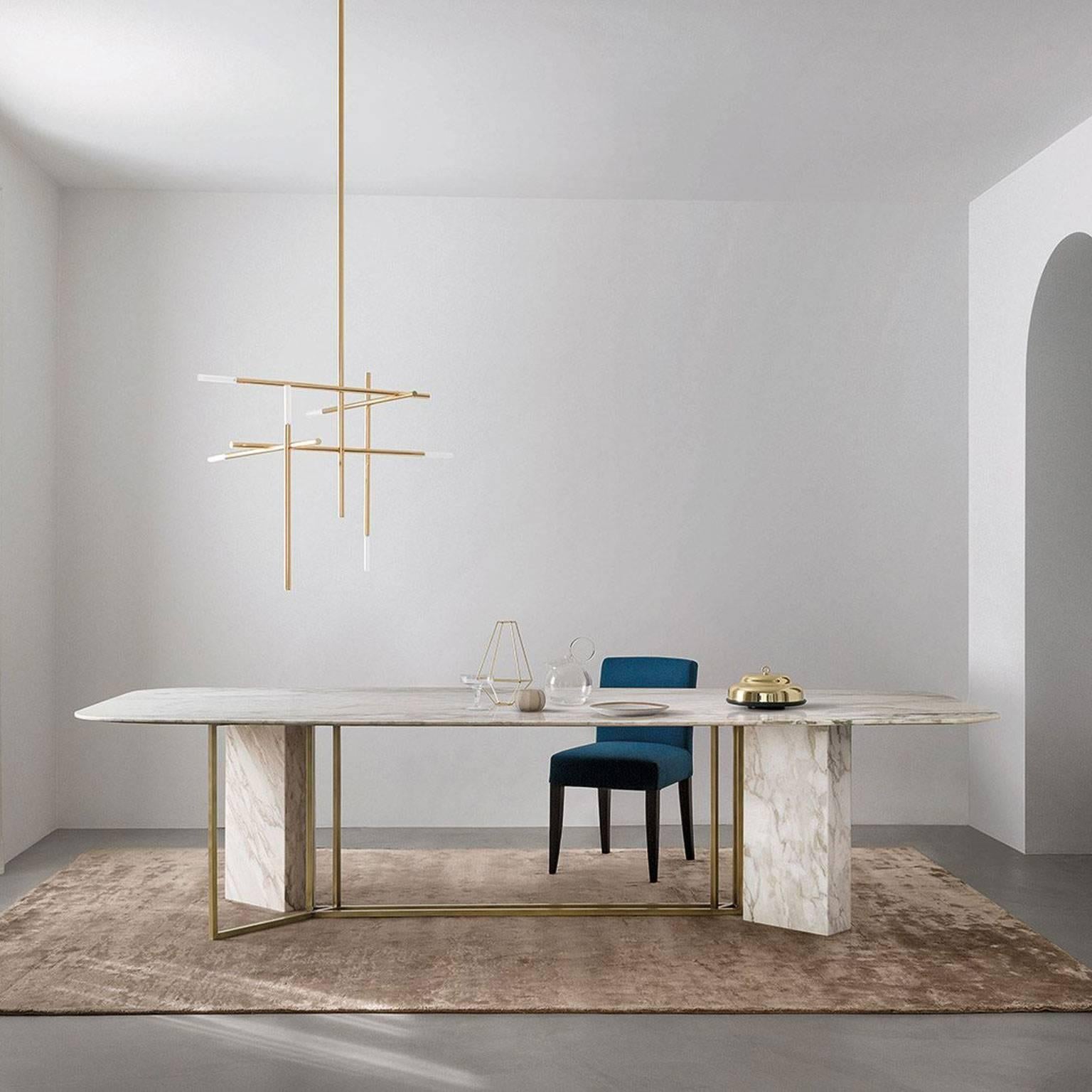 Dining table Plinto is at the core of Meridiani Editions’ second collection. Plinto, characterized by pure lines and an ‘architectural’ design, is an invitation towards interior design freedom, a container of endless combinations.
Light structured