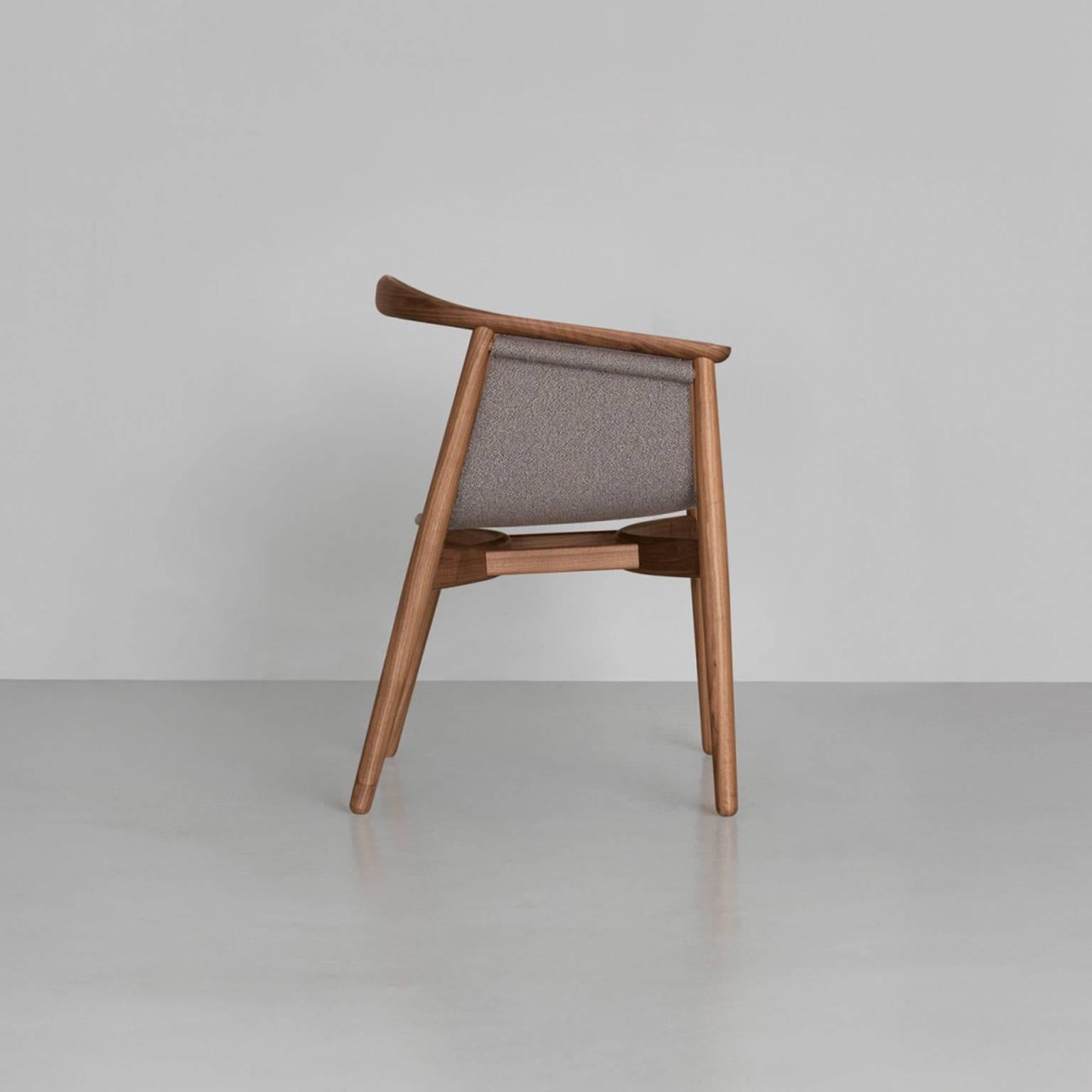 Pelle an homage to Scandinavian classics
The special thing about Pelle: Its freely hanging seat made from core leather. It is also refined in the leather-bound aluminum inlay used for the shaping of the seat. This solution stabilizes the chair