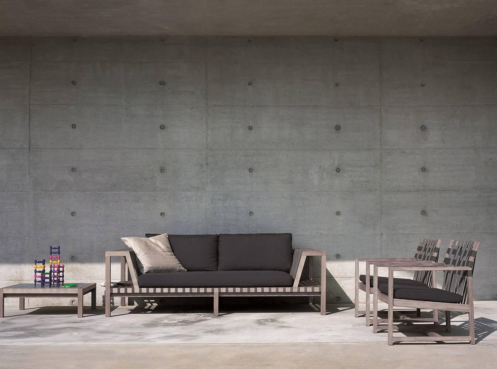 bois de teck et ceintures en polyester gris.

Coussins d'assise et de dossier en tissu blanc HD1 shore S21.

Tous les coussins sont fabriqués avec la technologie hydrodrainante : Les collections rembourrées ont perfectionné la notion de capacité
