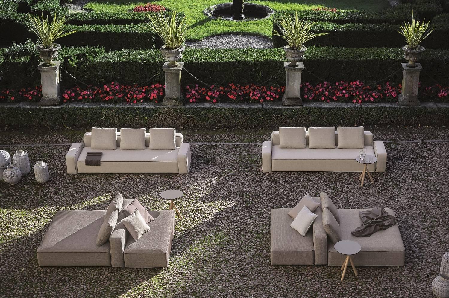 Italian Roda Danday Indoor/Outdoor Sofa in Plot D04 Fuchsia Upholstery For Sale