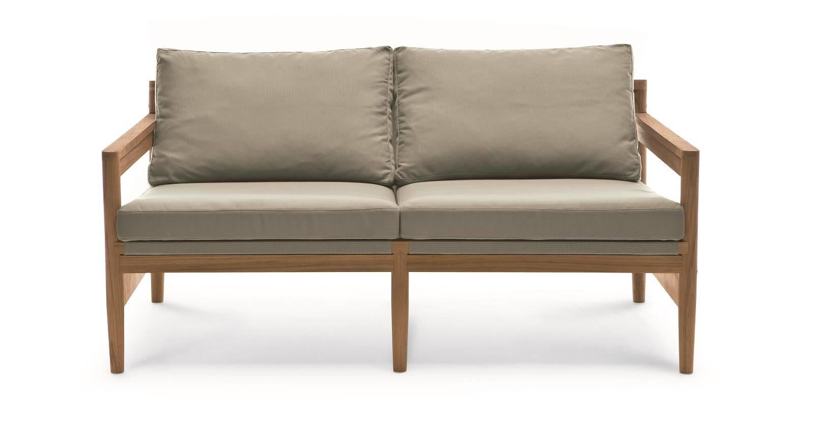 Roda Straße 142 Sofa
Überblick:
Inspiriert vom skandinavischen Möbeldesign der 1950er und 1960er Jahre, verbindet die von Rodolfo Dordoni entworfene Road Collection Design und Handwerk, Tradition und Technologie zu einem innovativen Projekt, das