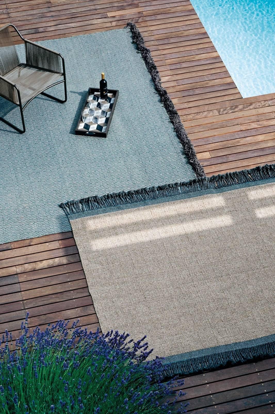 Atlas collection of outdoor rugs is defined by a contemporary taste, which combines understated refinement and a natural look.
Produced on hand looms from synthetic fibers in mélange nuances, Atlas rugs offer the highest outdoor performance, while