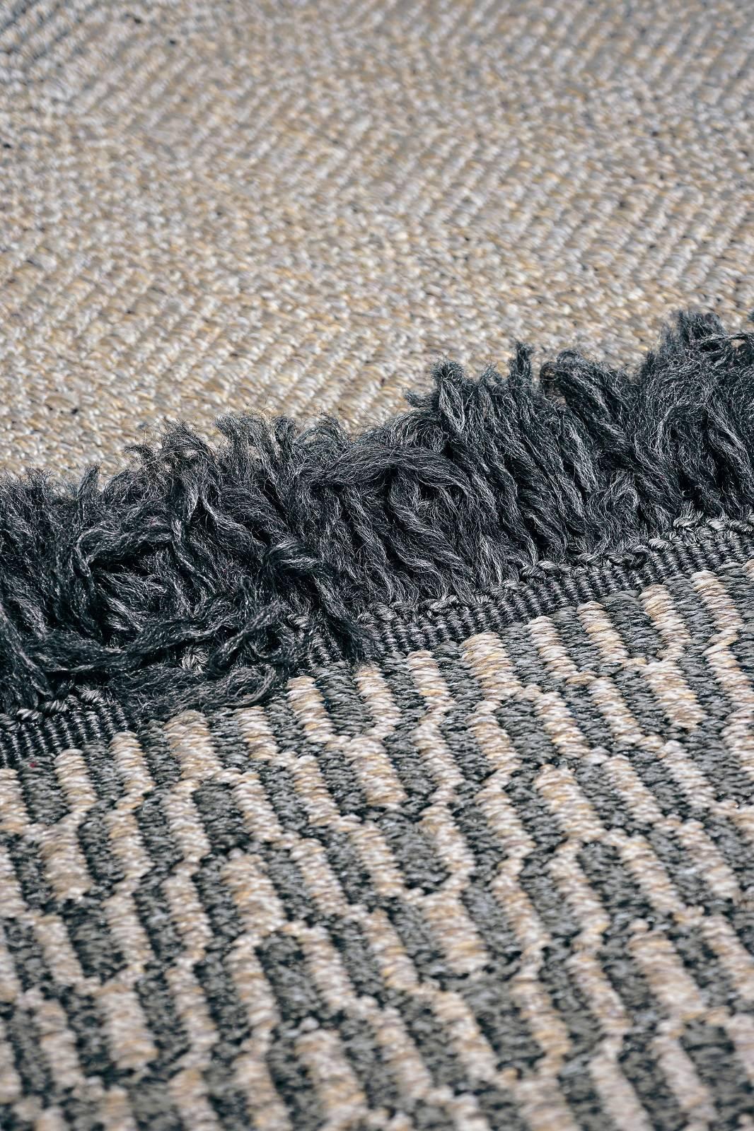 Babylon collection of outdoor rugs is defined by a contemporary taste, which combines understated refinement and a natural look.
Produced on hand looms from synthetic fibers in mélange nuances, Babylon rugs offer the highest outdoor performance,