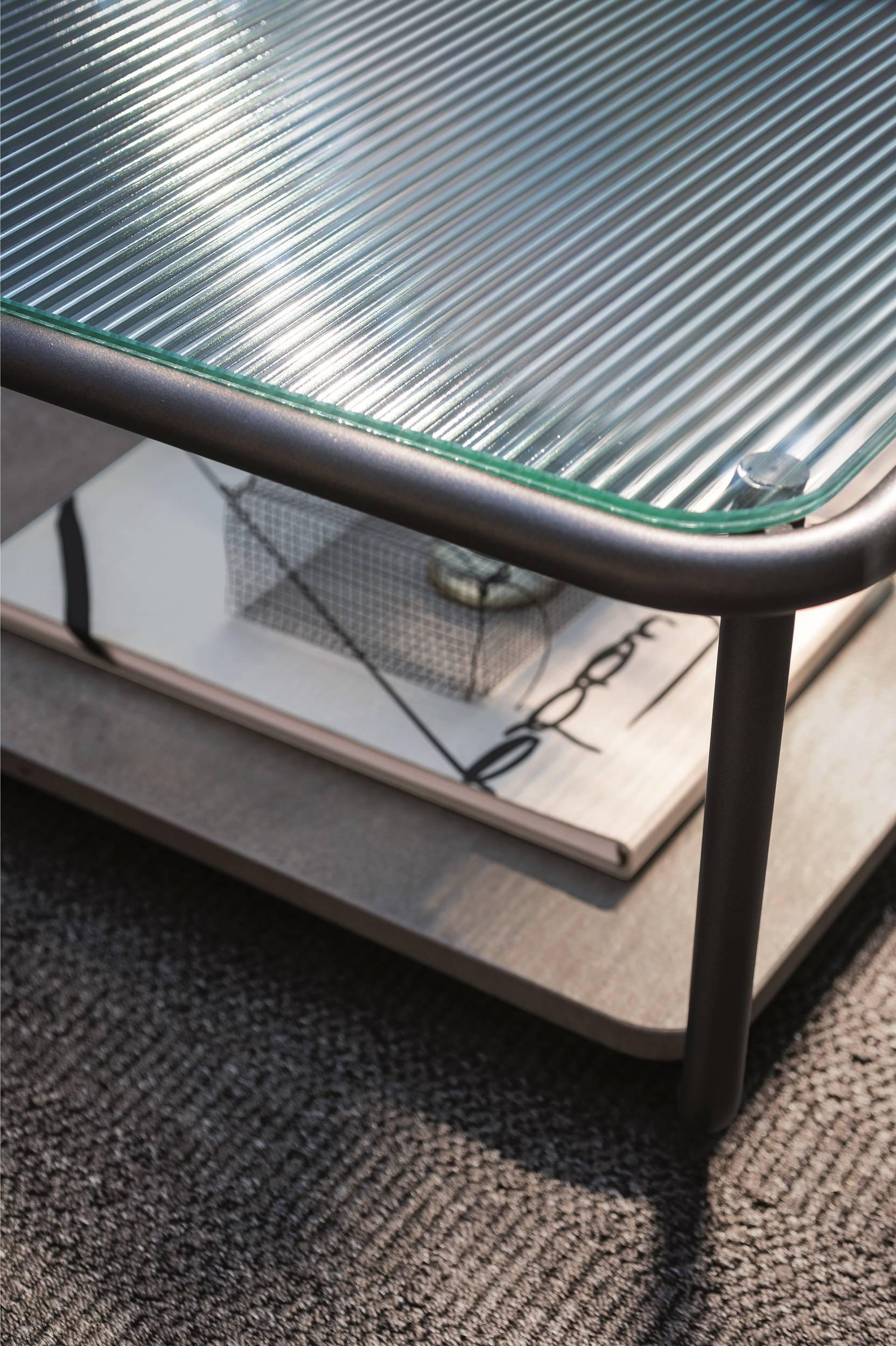 The coffee table become an indispensable element for outdoors: Sunglass, the new collection by Rodolfo Dordoni, combines with simplicity different materials such as a glass top and a metal structure. The ribbed glass top matches with a Rust painted