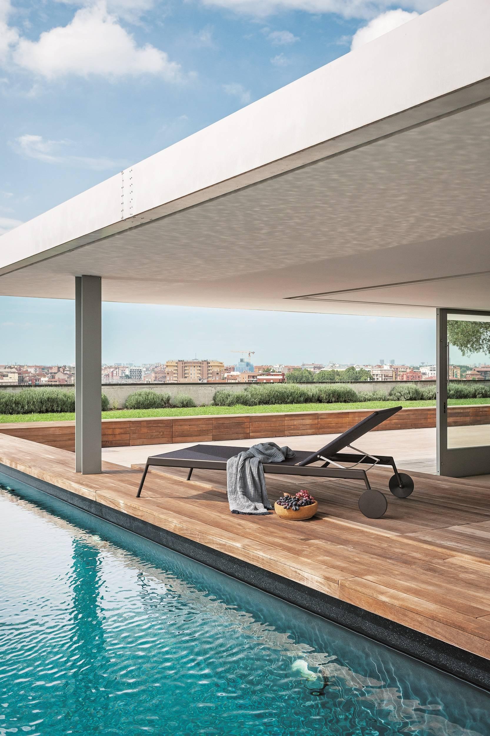The Piper collection bring new chromatic shades into the Roda range, as well as unusual combinations.
Besides being the painted aluminium a novelty, also the new, versatile rust color finish comes in, to complete our color range. Sunlounger has an