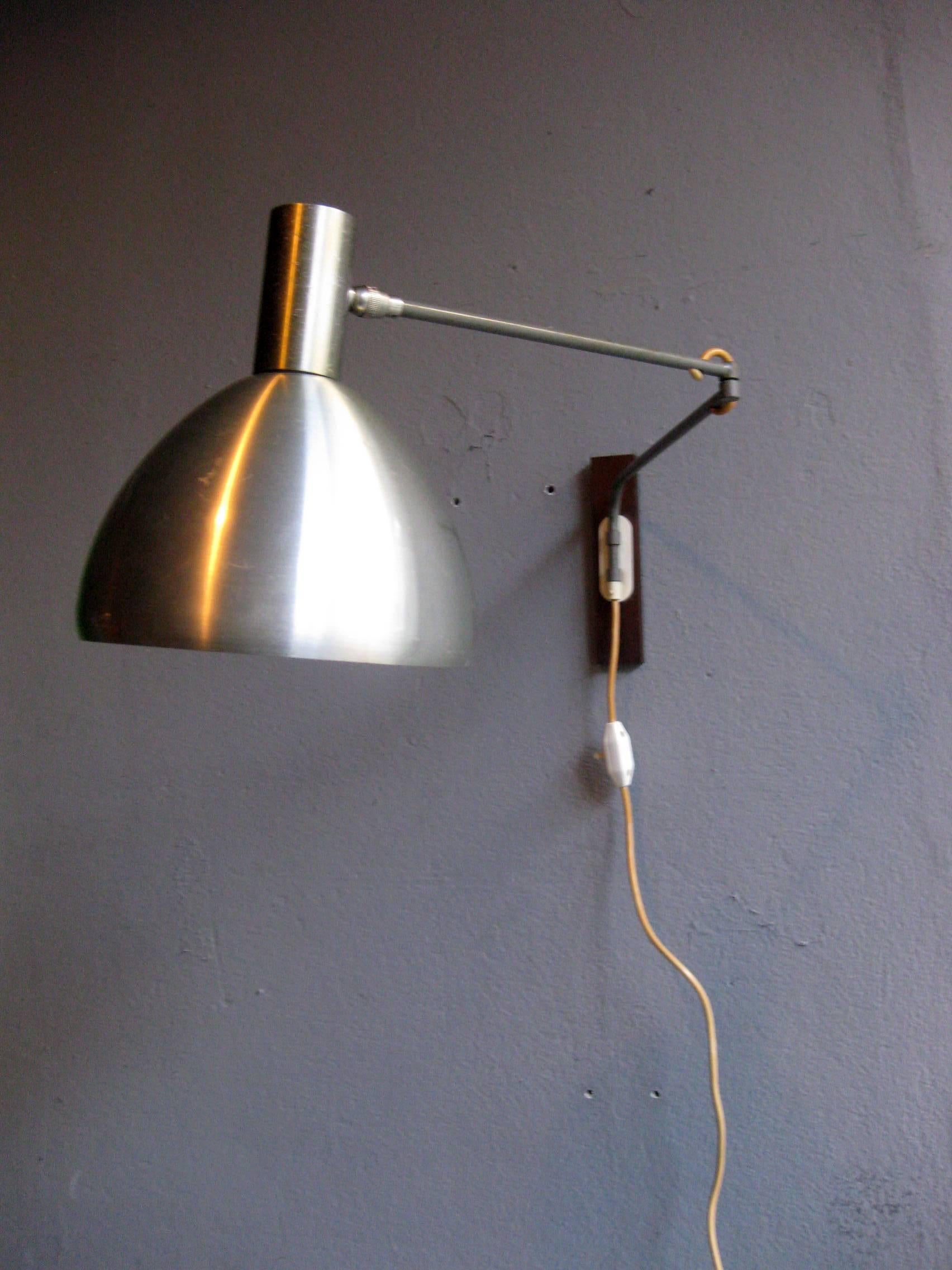 Danish alumminium Adjustable Wall Lamp with wooden holder In Good Condition For Sale In Porto, PT