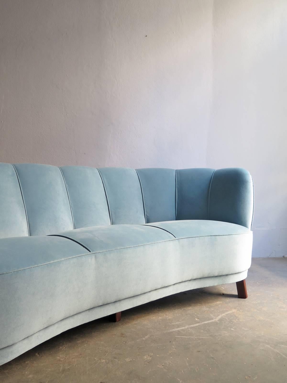 Art Deco Blue Velvet Sofa In Excellent Condition In Porto, PT