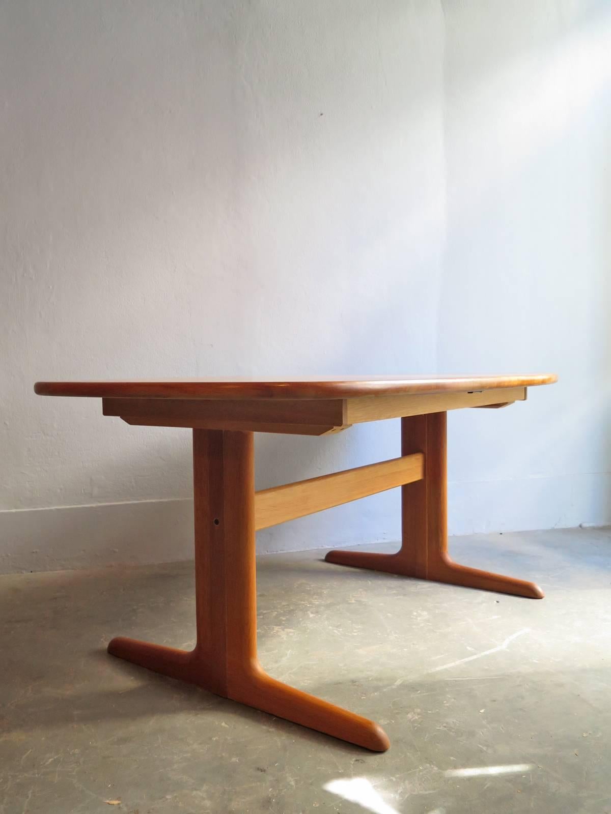 Mid-20th Century Solid Oak Dinning Table with Two Extension Leafs, Restored