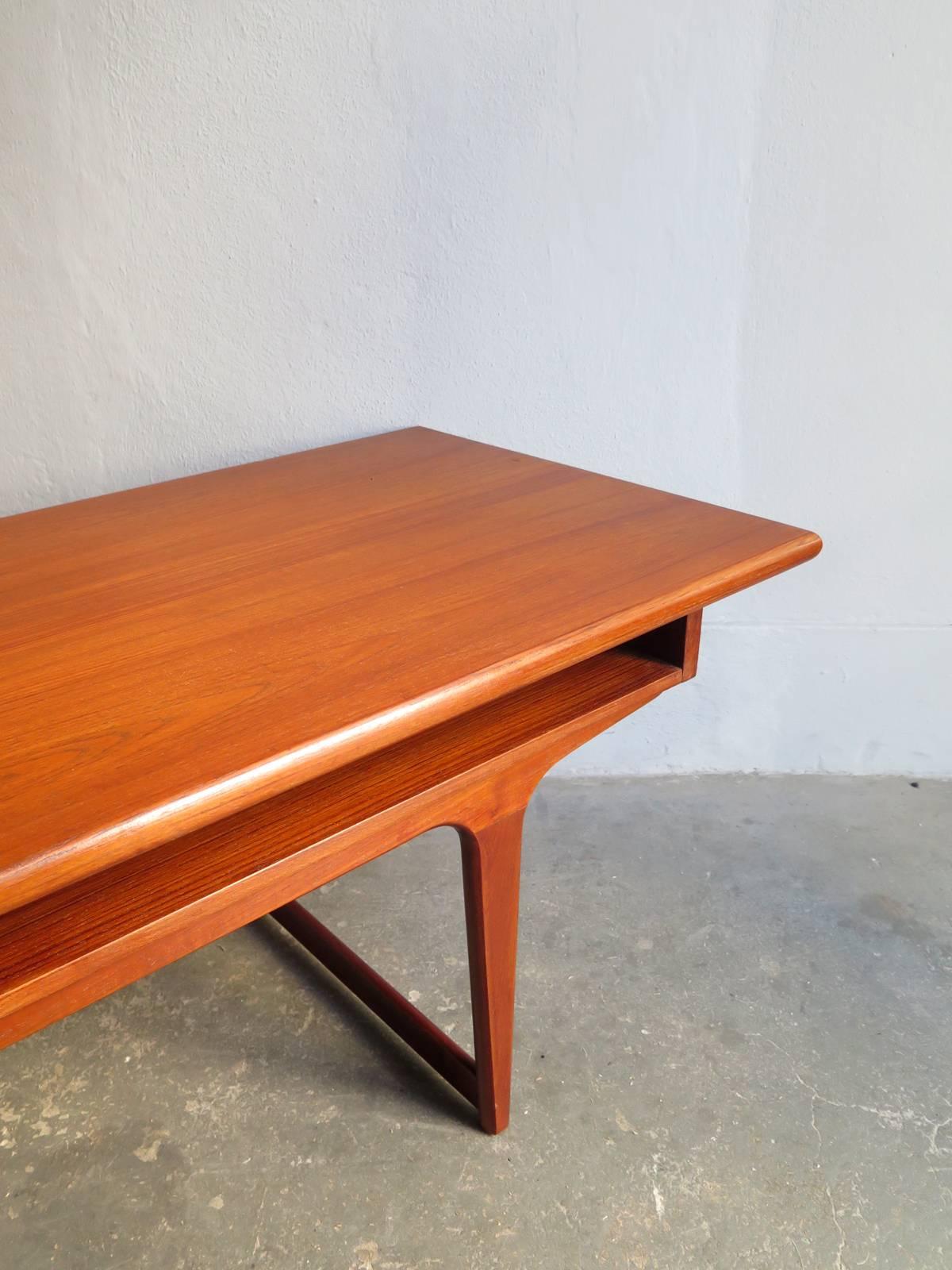 Danish Teak Mid-Century Low Sideboard or Center Table In Excellent Condition In Porto, PT