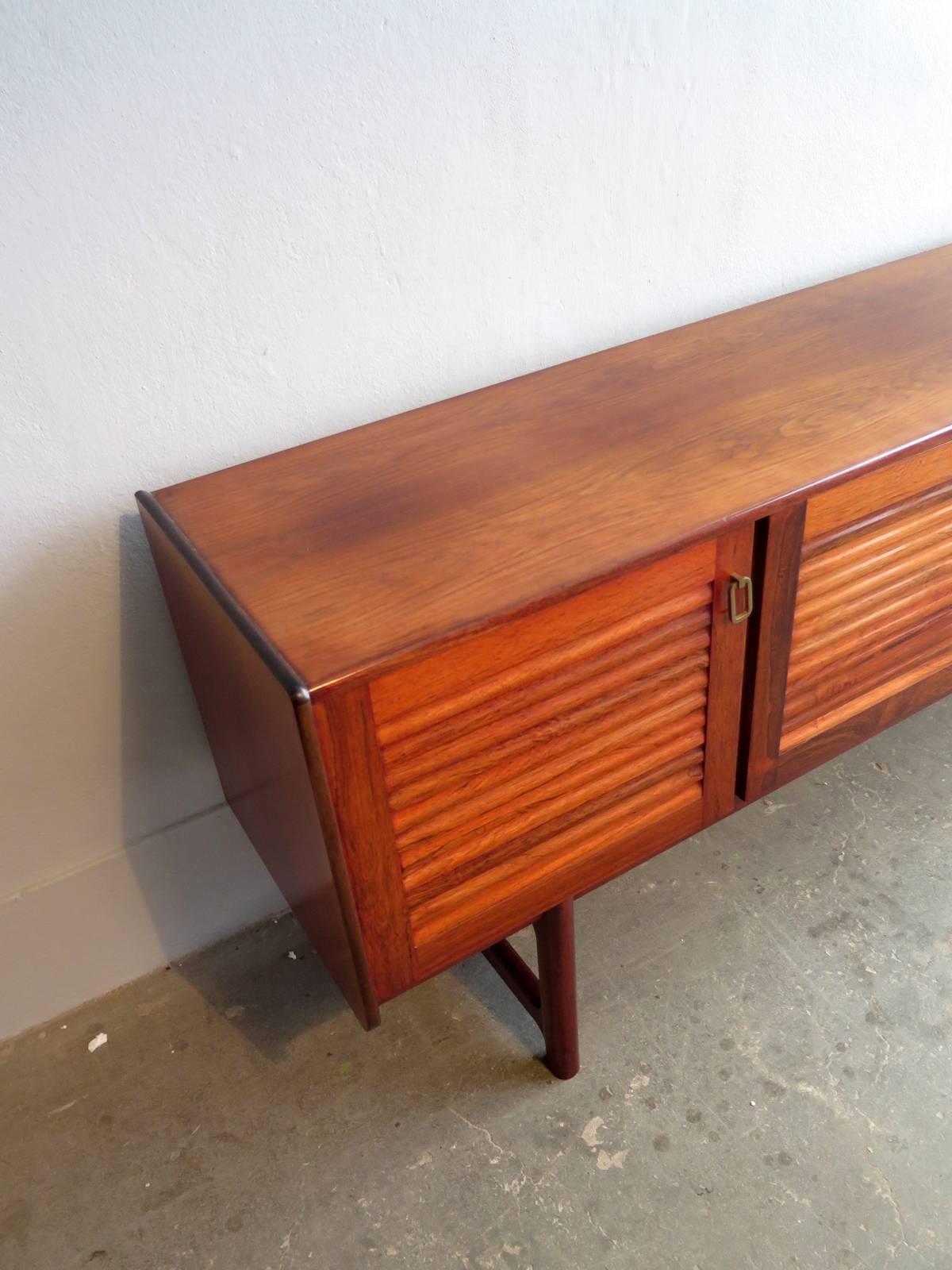 Rosewood McIntosh Sideboard with Brass Handlers In Good Condition For Sale In Porto, PT