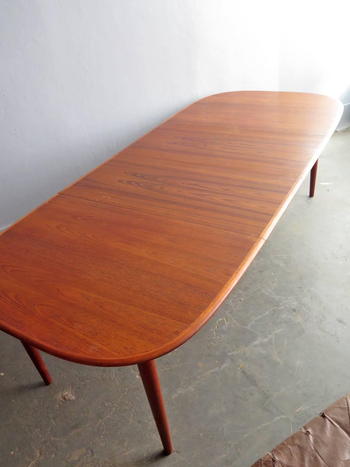 Danish Teak Elegant Dinning Table with Two Extensions Leafs In Excellent Condition In Porto, PT