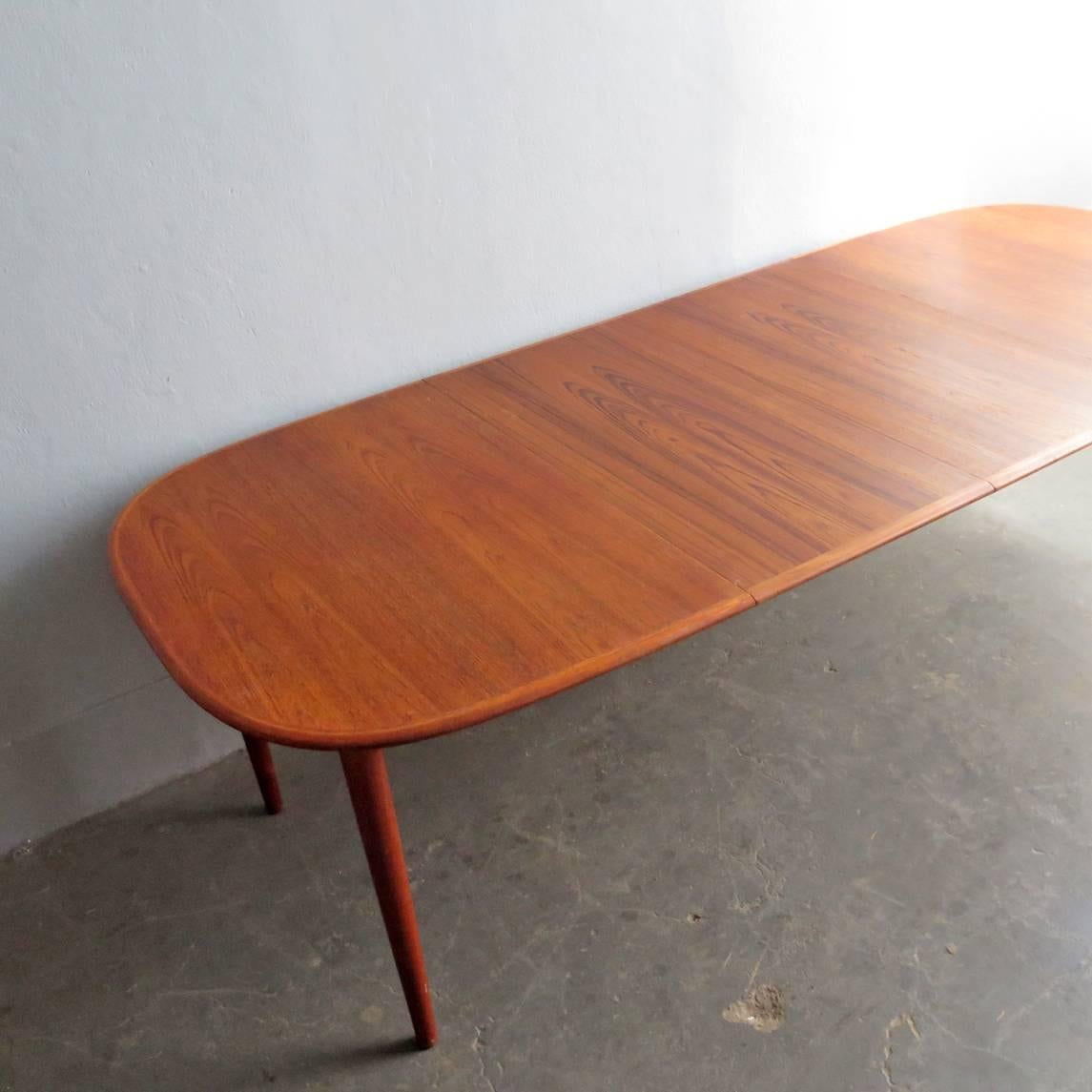 20th Century Danish Teak Elegant Dinning Table with Two Extensions Leafs