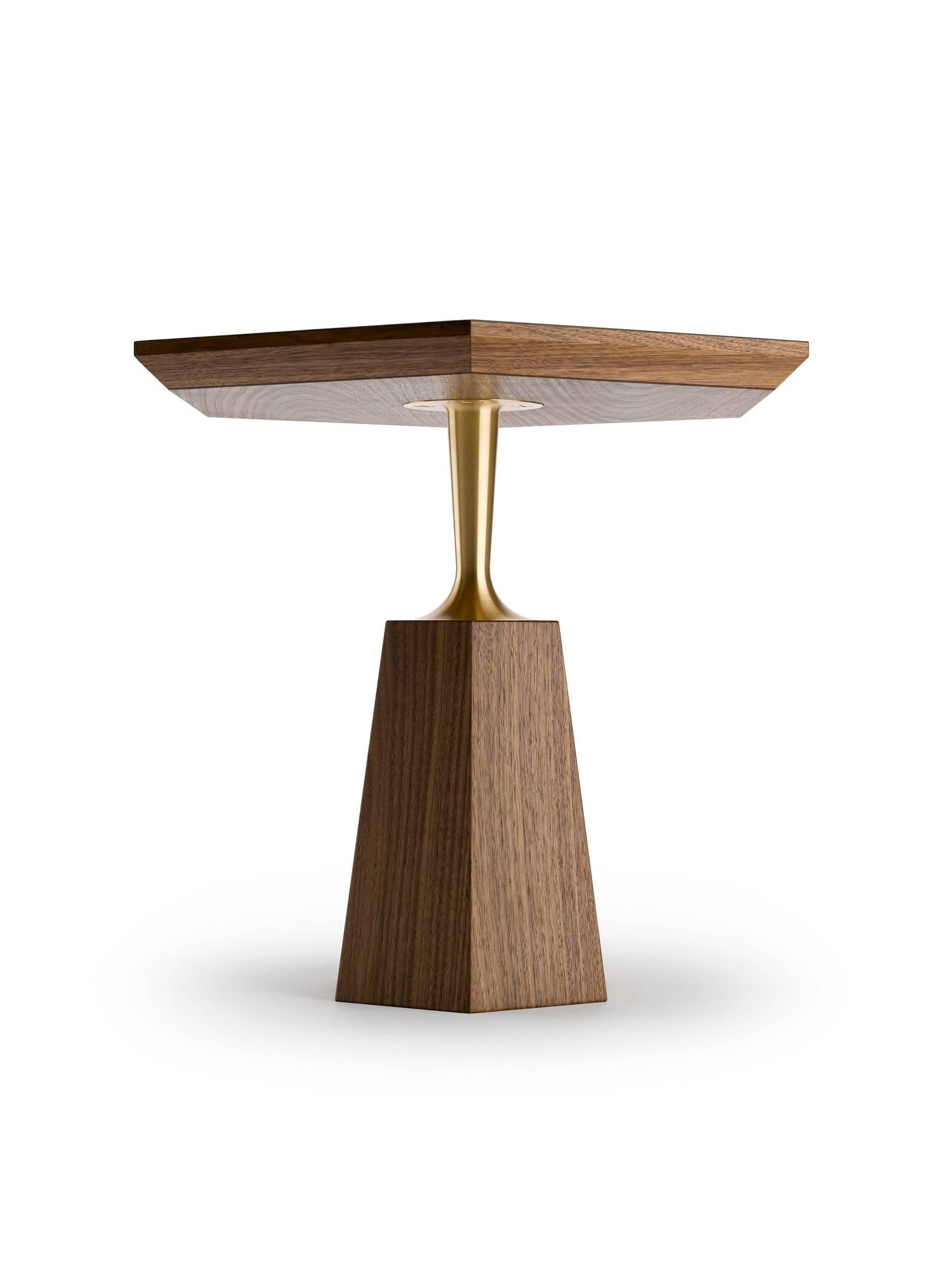 Moderne Table d'appoint contemporaine Hex en chêne ou en noyer et laiton tourné à la machine en vente