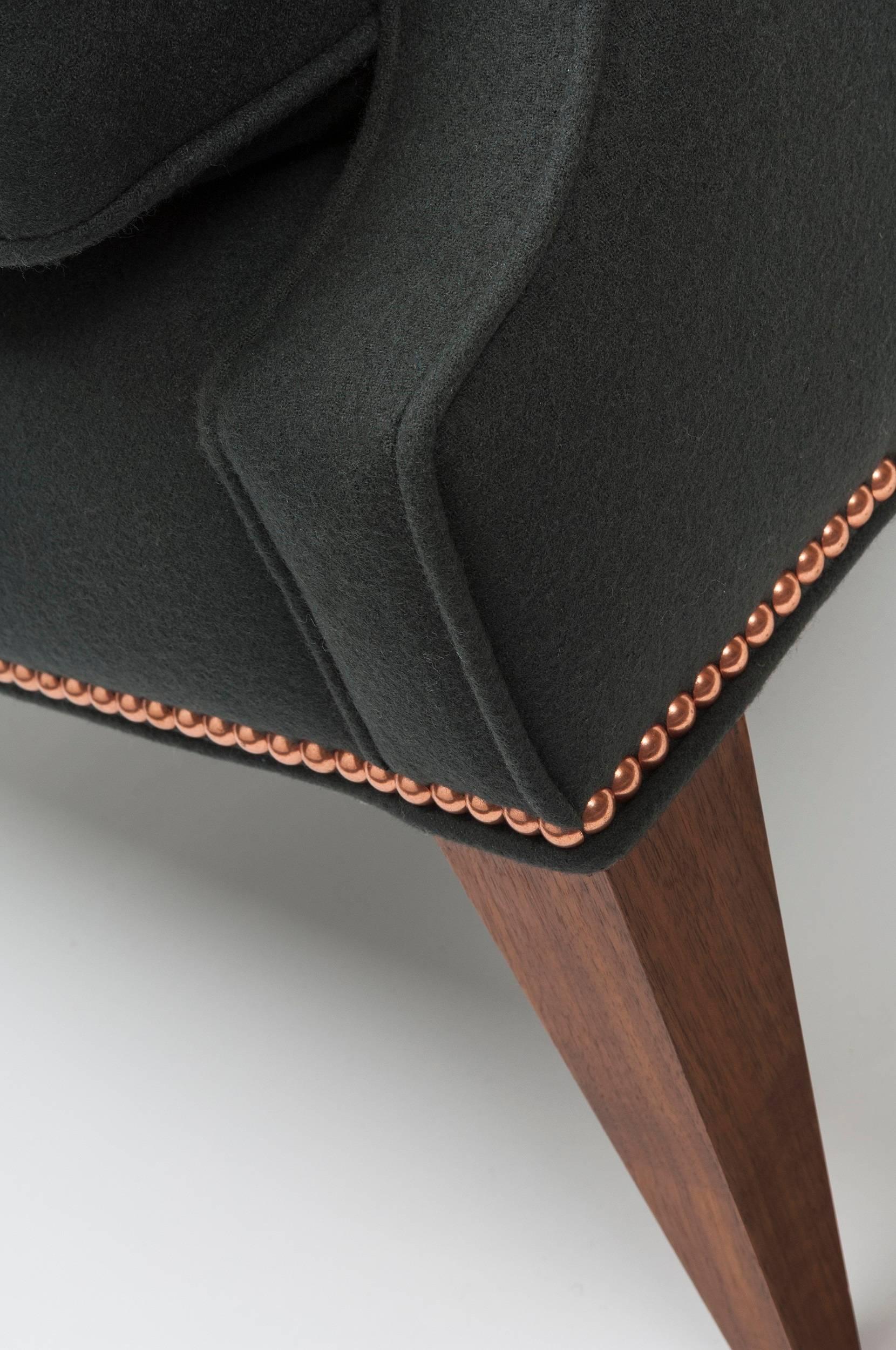 Sedia Alae contemporanea in lana color antracite con chiodi in rame e gambe in noce In condizioni Nuovo in vendita a Trowbridge, Wiltshire