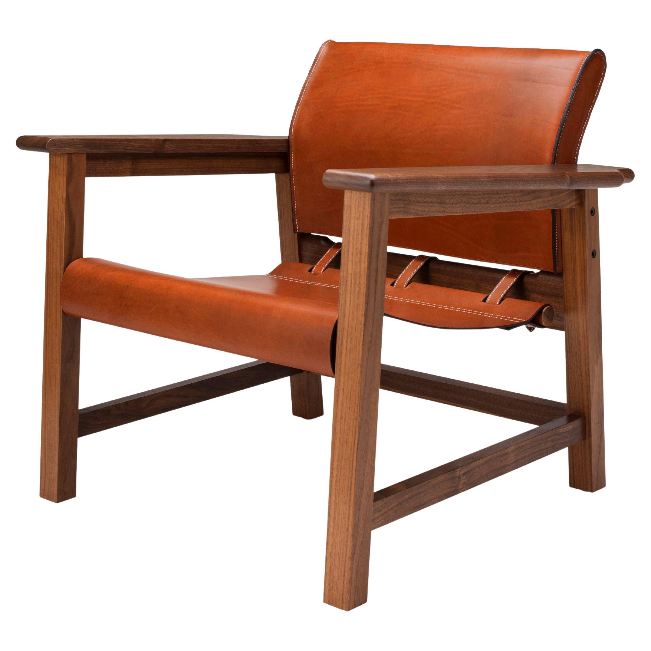 Sillón contemporáneo Saddle Up de piel de sillín color tostado y nogal natural Moderno en venta