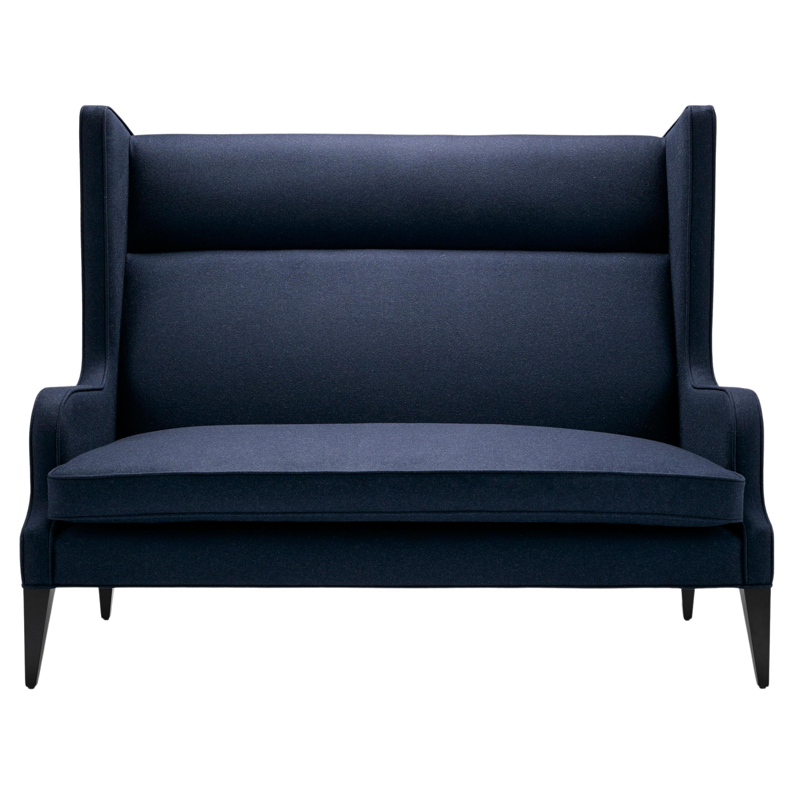 Zeitgenössisches Alae Wing Sofa aus marineblauer Melton-Wolle mit Beinen aus schwarzem Walnussholz