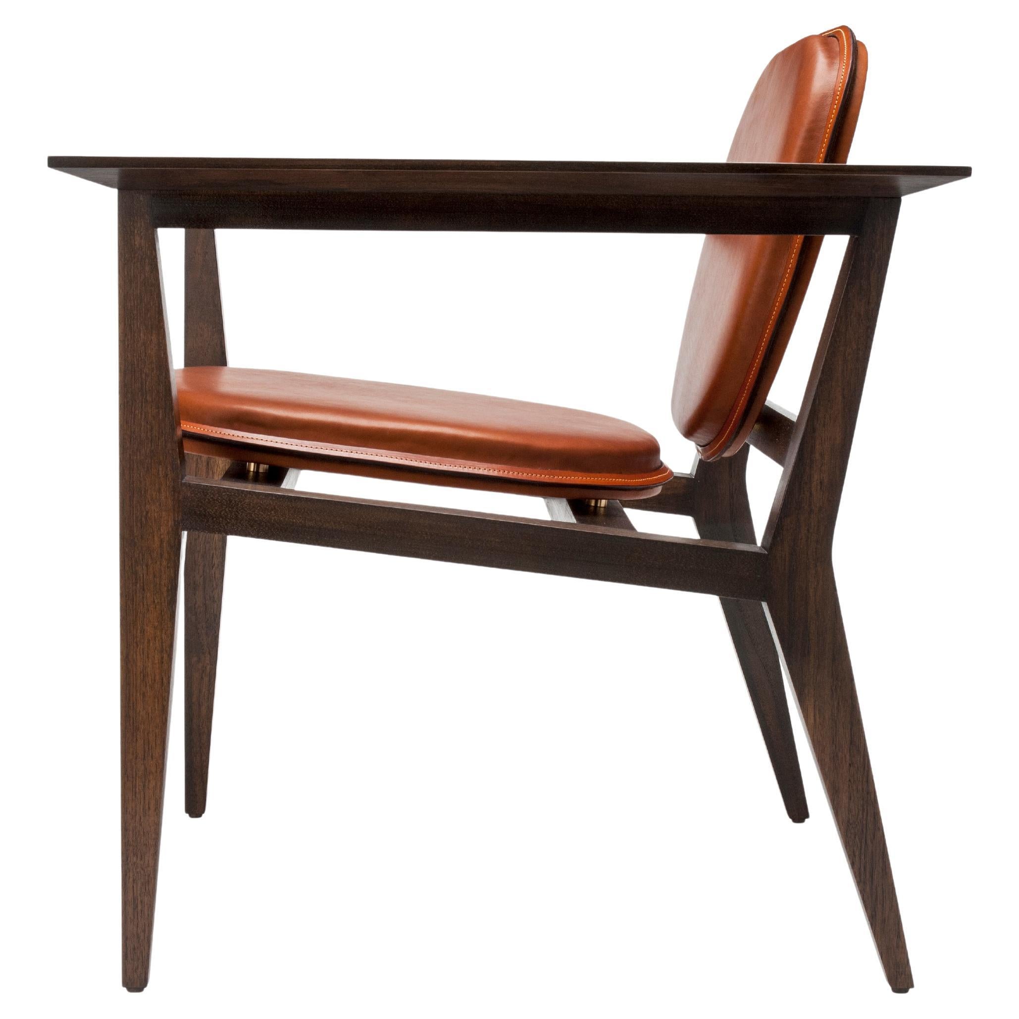 Poltrona Constructor contemporanea in pelle Tan Saddle e noce massiccio