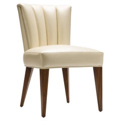 Sedia da pranzo contemporanea Elodie in pelle perlata champagne con gambe in noce