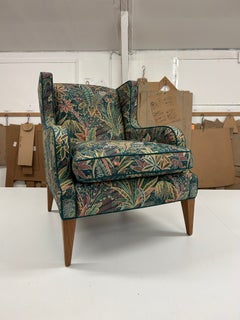 Moderner „Alae“-Lounge-Sessel aus Liberty London-Stoff mit Beinen aus Walnussholz