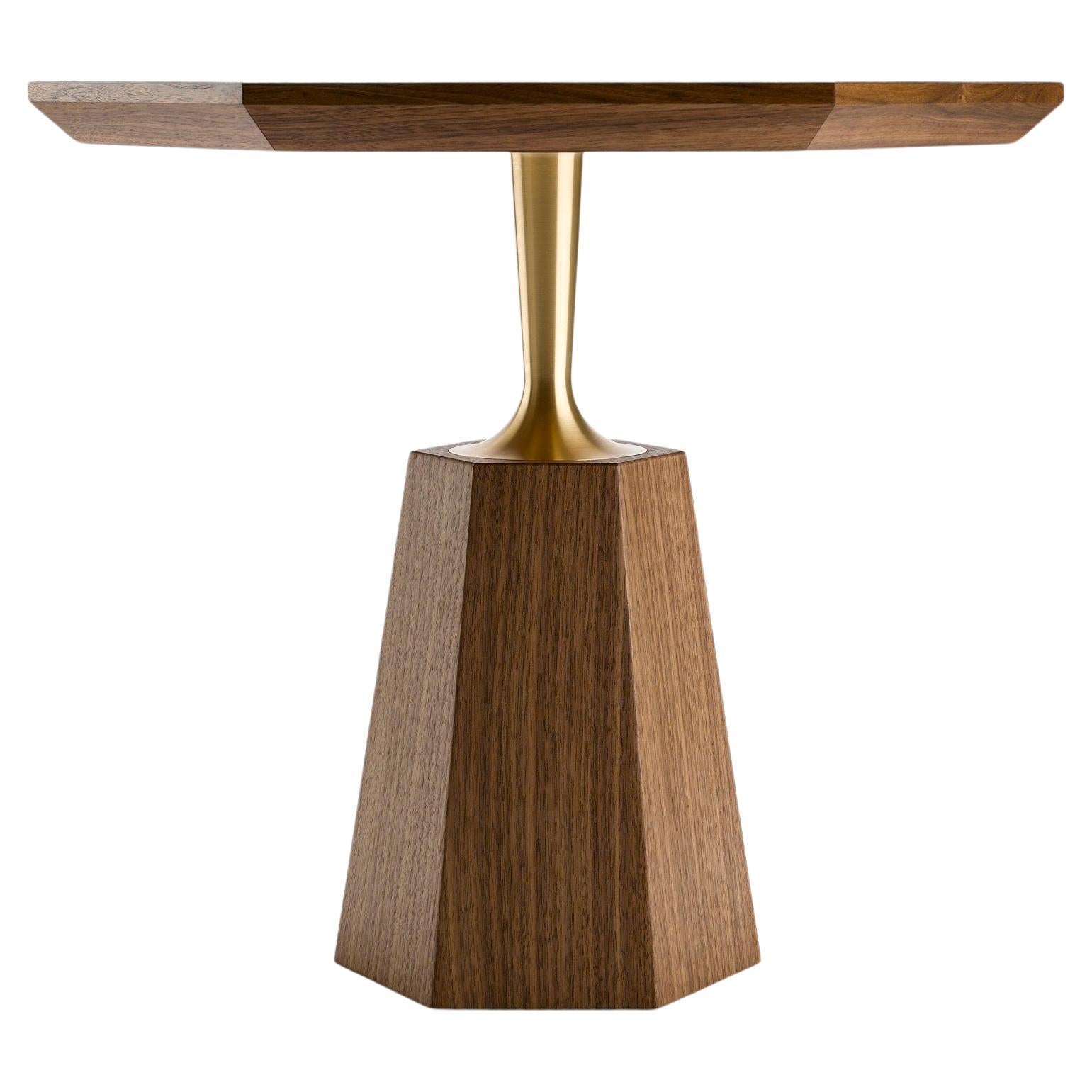 Contemporary Hex Beistelltisch aus Eiche oder Nussbaum und gedrechseltem Messing