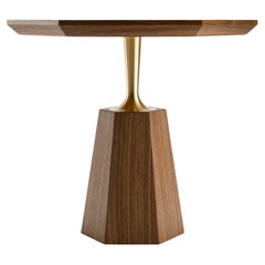 Contemporary Hex Beistelltisch aus Eiche oder Nussbaum und gedrechseltem Messing
