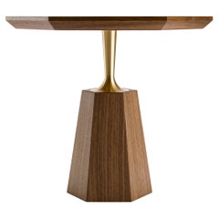 Table d'appoint contemporaine de forme hexagonale en Oak ou Noyer et laiton tourné usiné