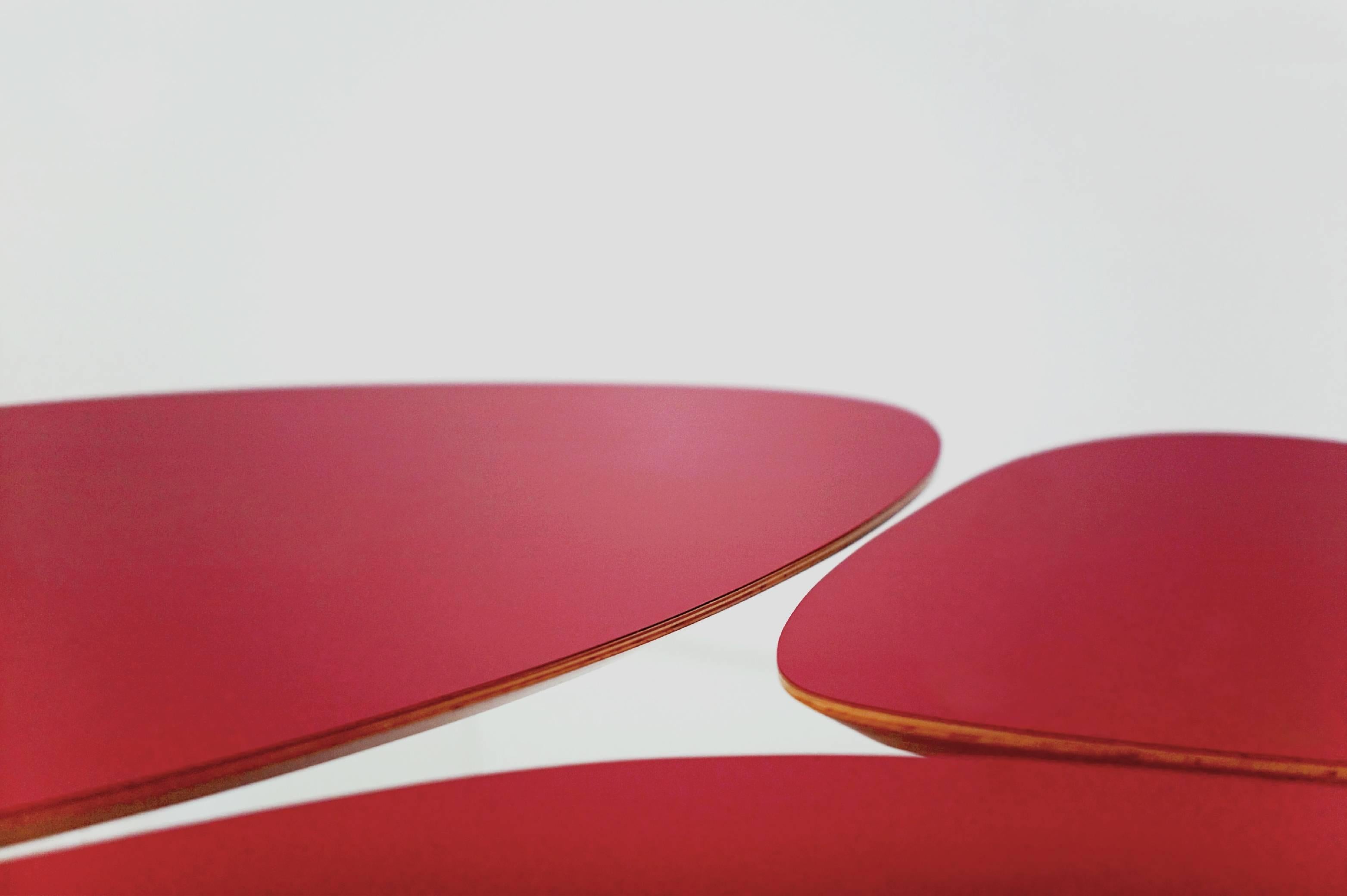 Moderne Table basse contemporaine « Nenuphar » rouge avec base en acrylique de Janette Laverriere en vente