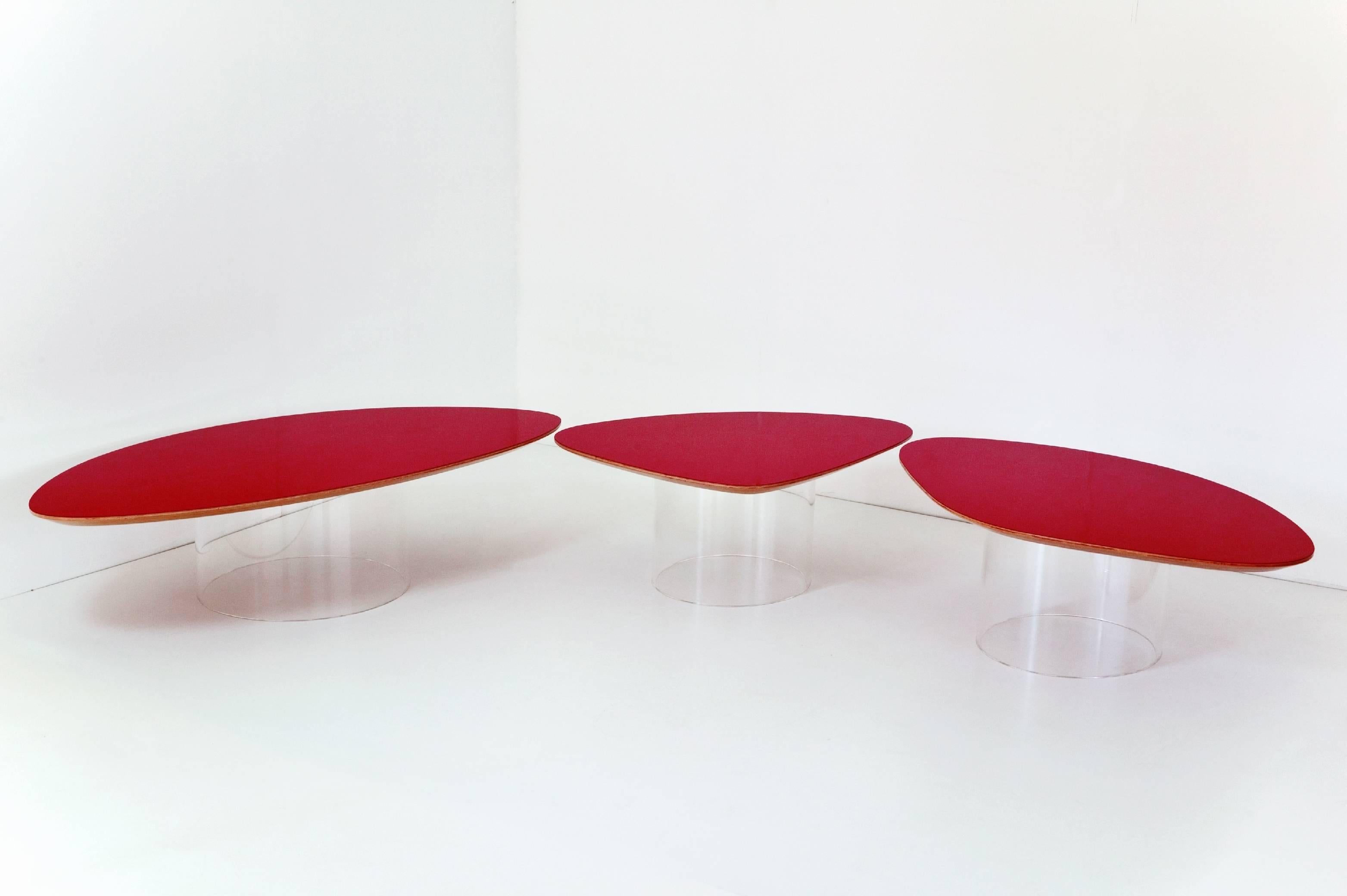 Français Table basse contemporaine « Nenuphar » rouge avec base en acrylique de Janette Laverriere en vente