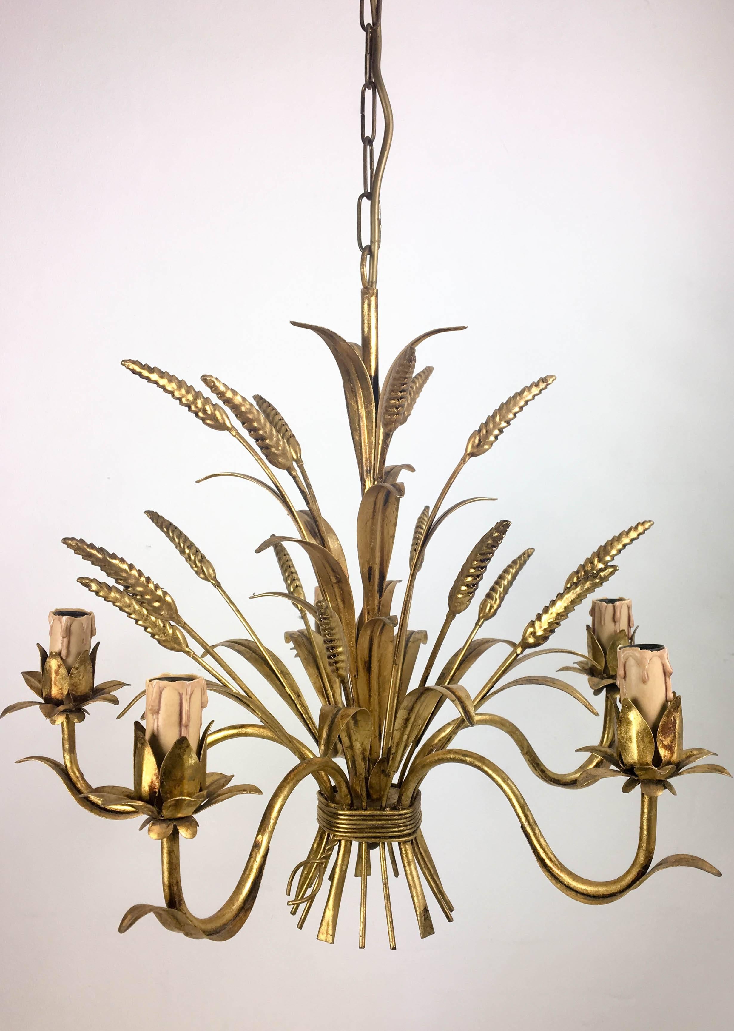 Elegant Italian gilded metal pendant light in the iconic wheat sheaf design. This 1970s example features five armatures and is in good condition.