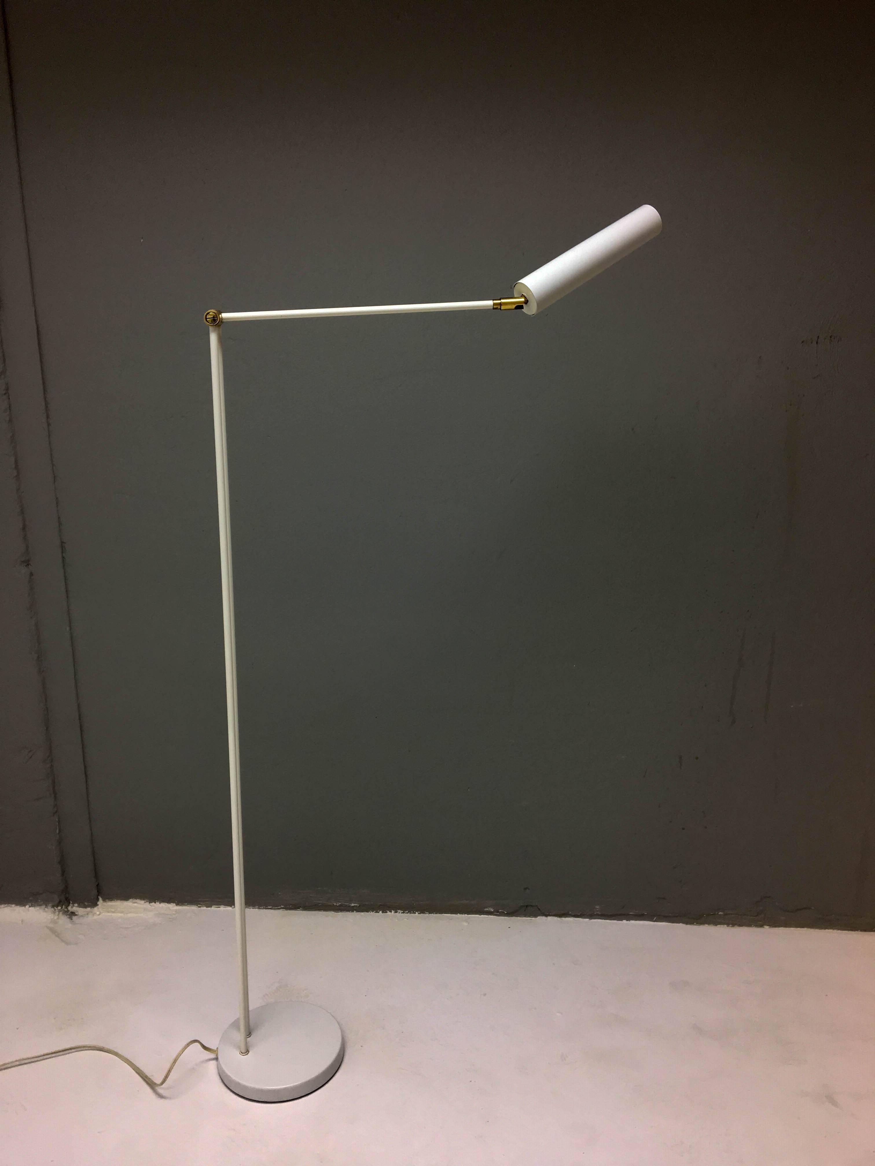 Elegant Koch & Lowy OMI floor standing reading lamp in white and brass, 1970s. Very rare model.