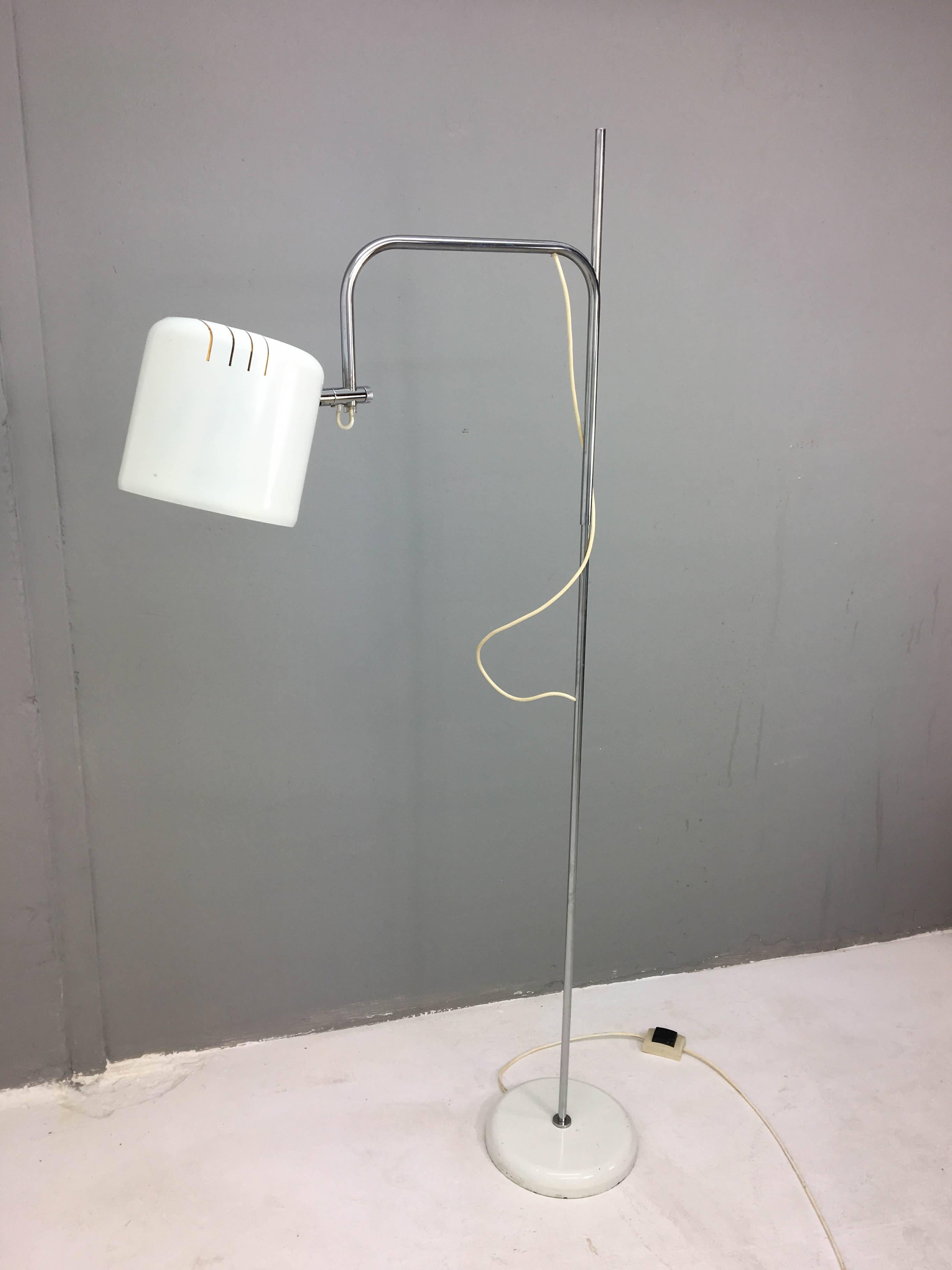 Adjustable White OMI Floor Light, 1970s In Good Condition For Sale In Den Haag, NL