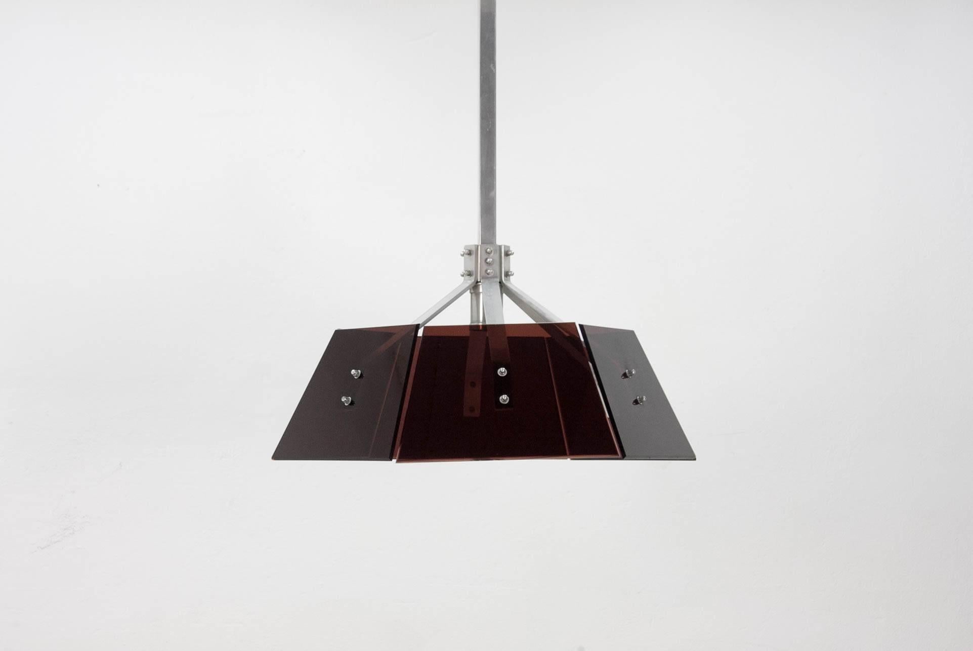 Mid-Century Modern Lampe à suspension en plexiglas et aluminium marron des années 1970 en vente